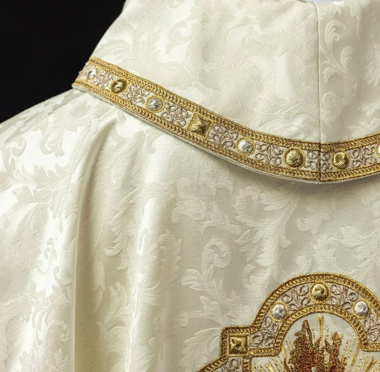 Chasuble brodée avec motif du Cœur de Marie sur tissu jacquard