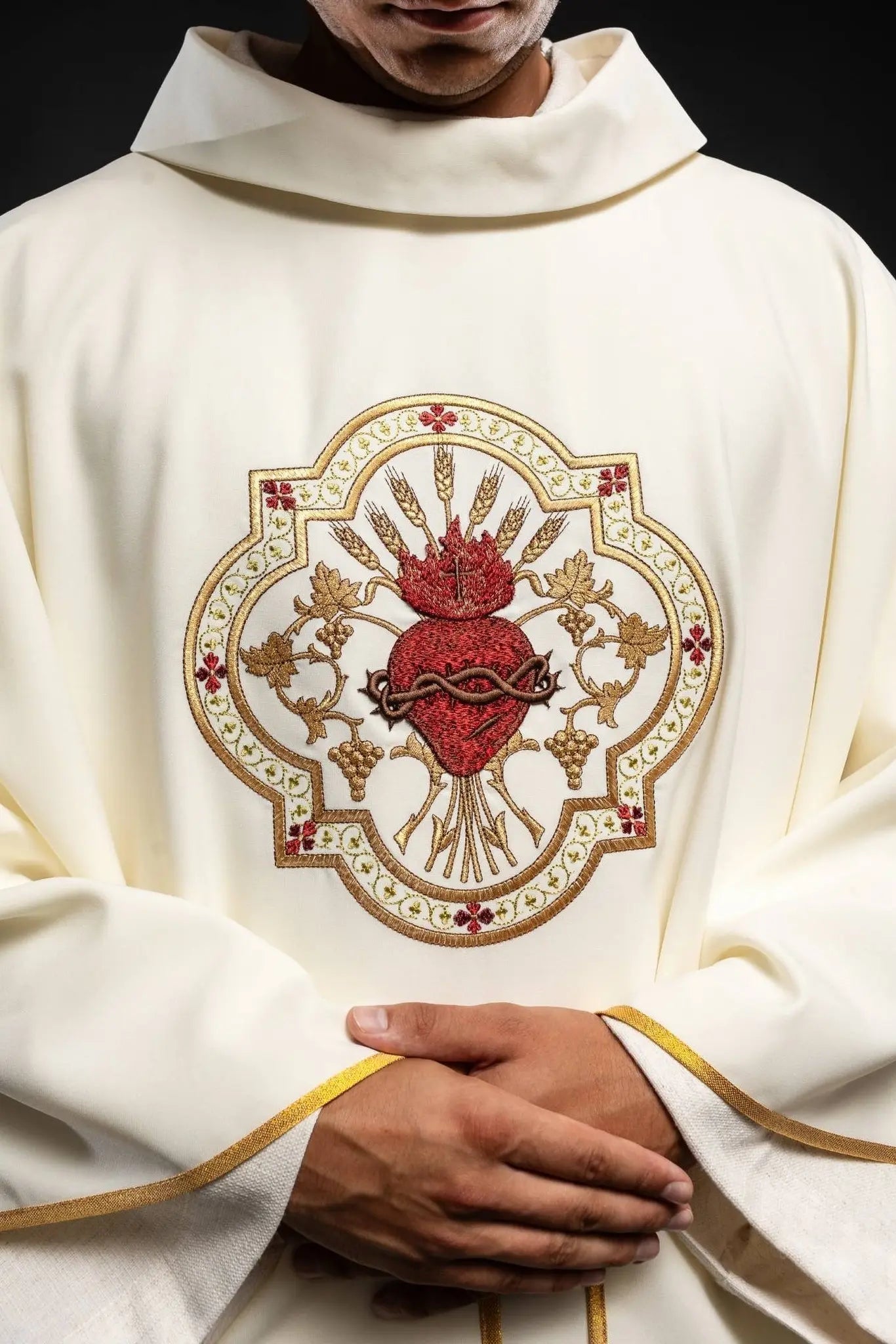 Chasuble brodée avec le motif du Cœur de Jésus et de la coupe eucharistique
