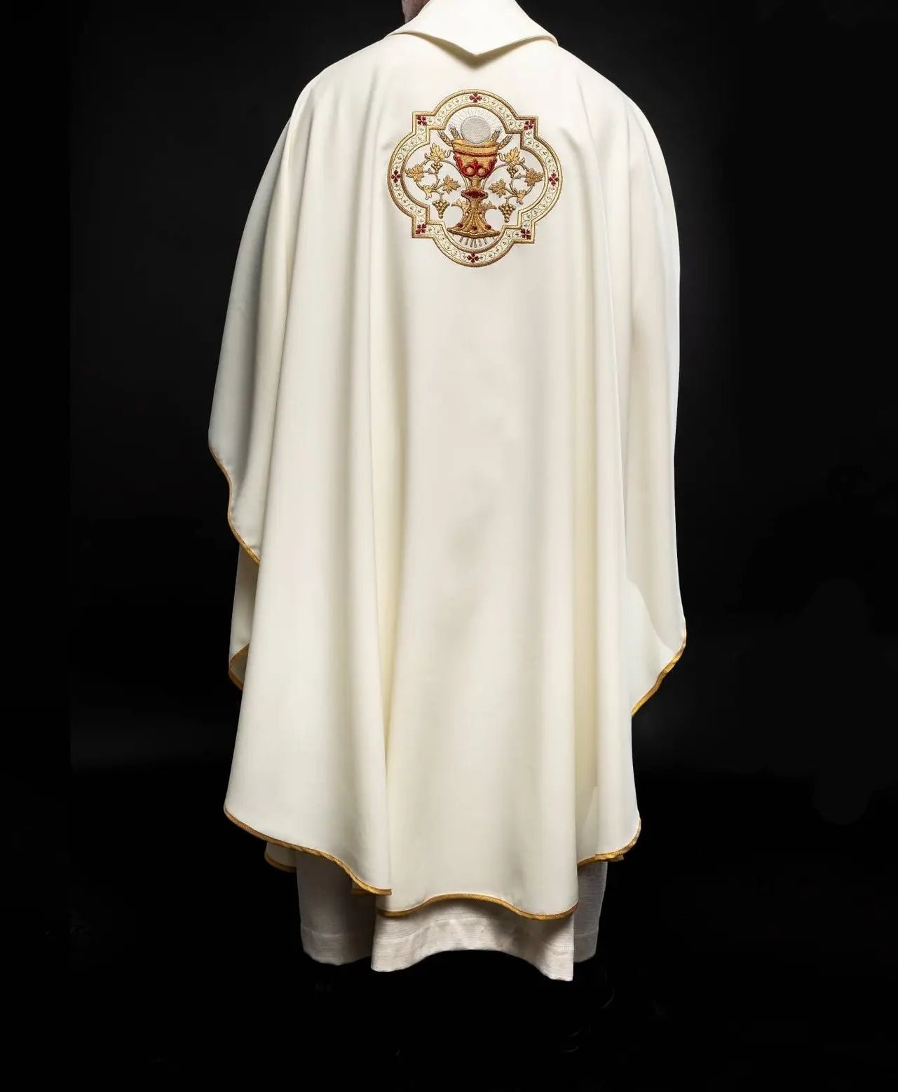 Chasuble brodée avec le motif du Cœur de Jésus et de la coupe eucharistique