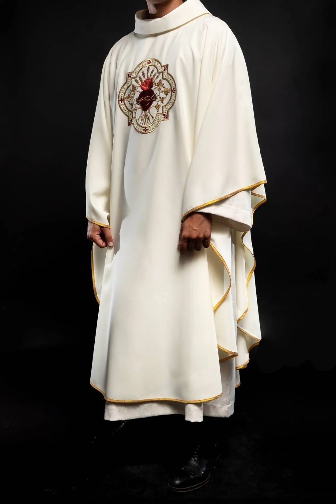 Chasuble brodée avec le motif du Cœur de Jésus et de la coupe eucharistique