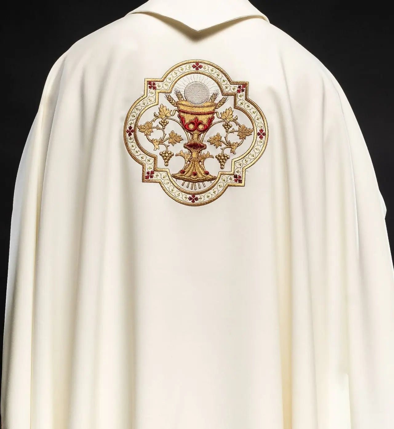 Chasuble brodée avec le motif du Cœur de Jésus et de la coupe eucharistique