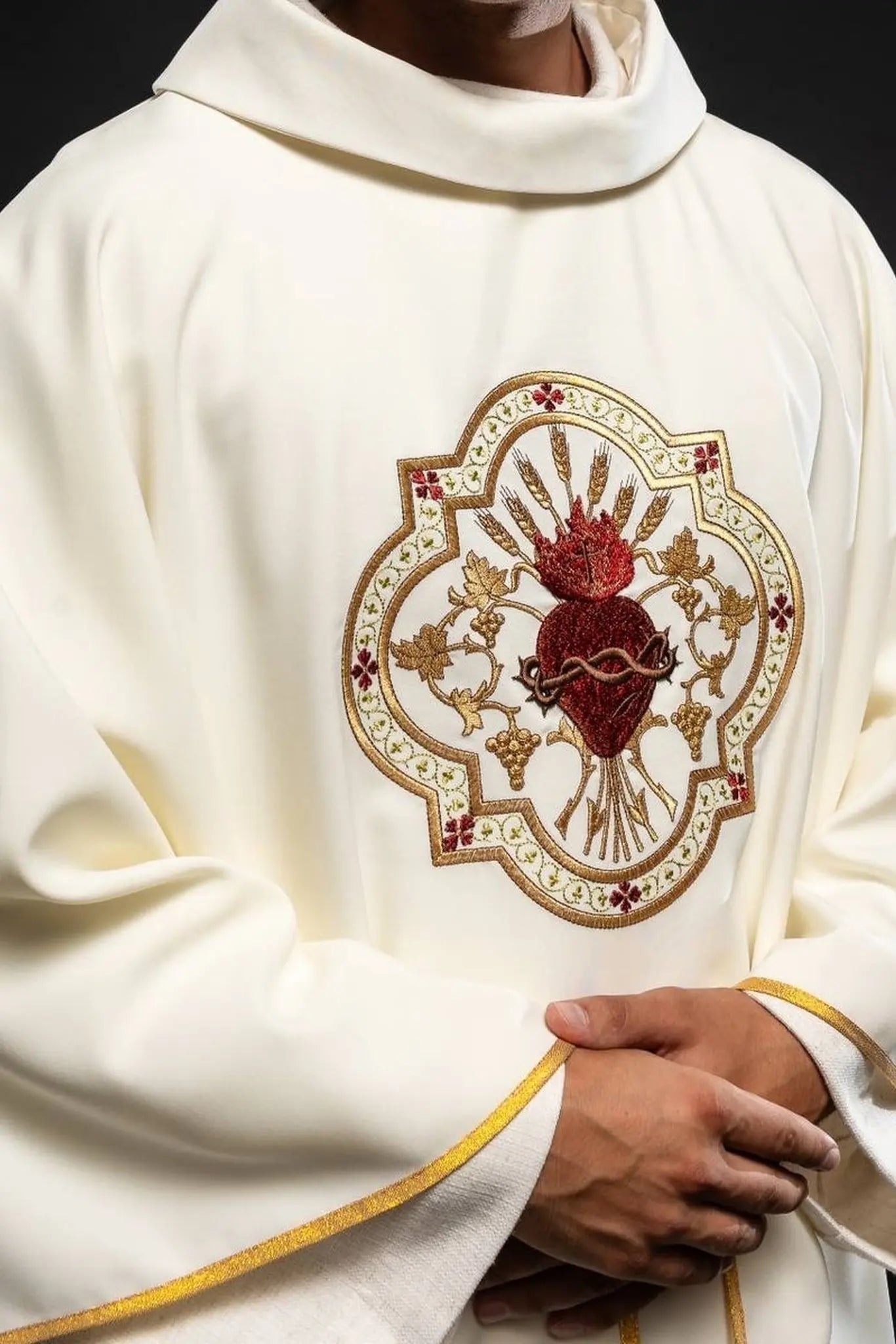 Chasuble brodée avec le motif du Cœur de Jésus et de la coupe eucharistique