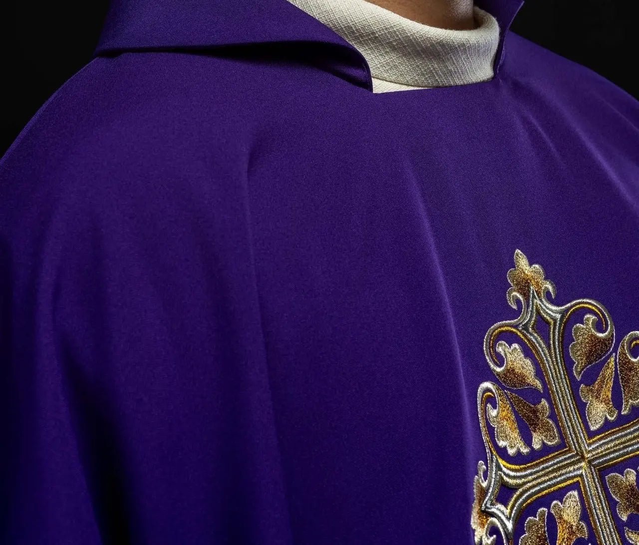 Chasuble violette brodée avec croix décorée et large col