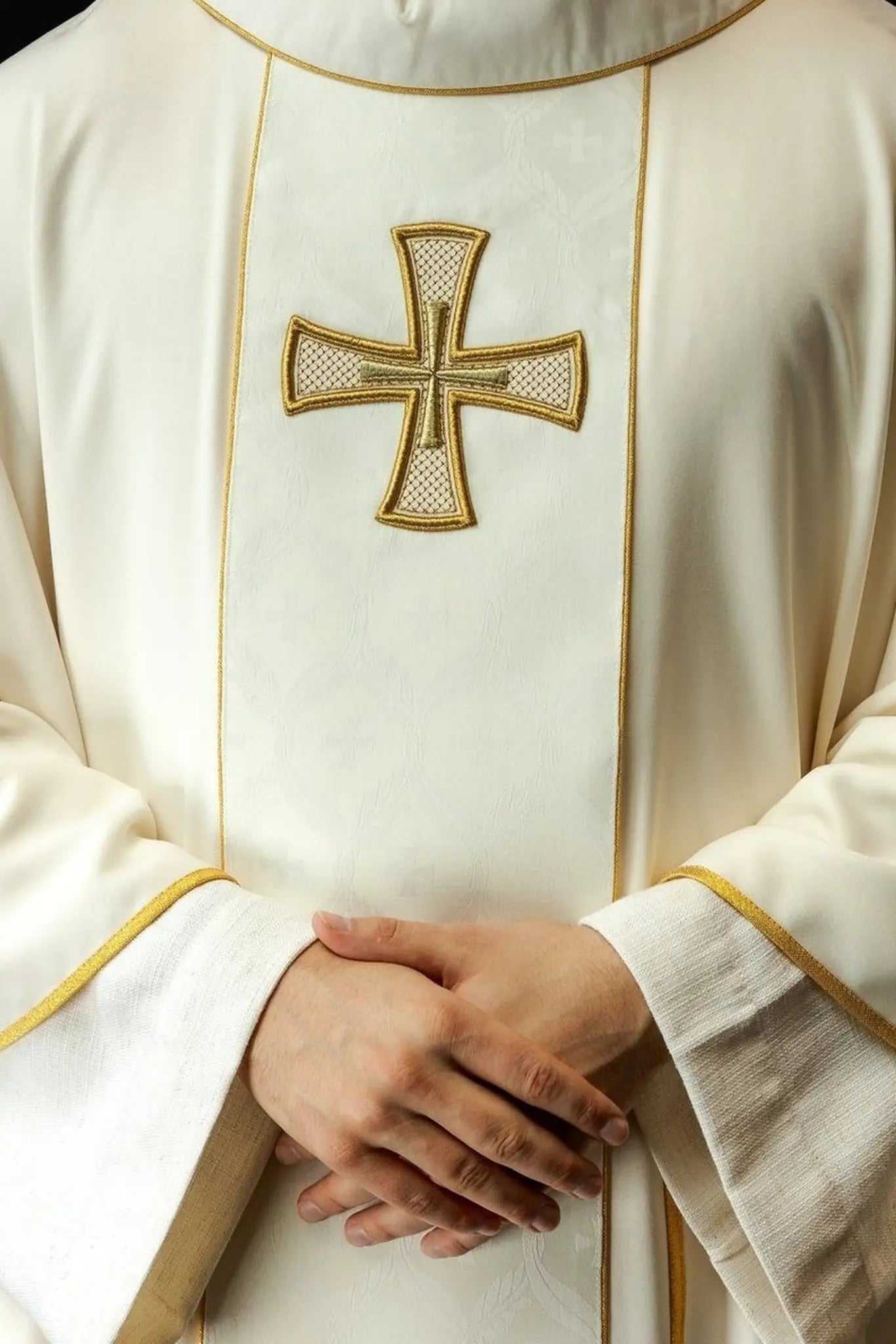 Chasuble brodée avec une bande et une croix