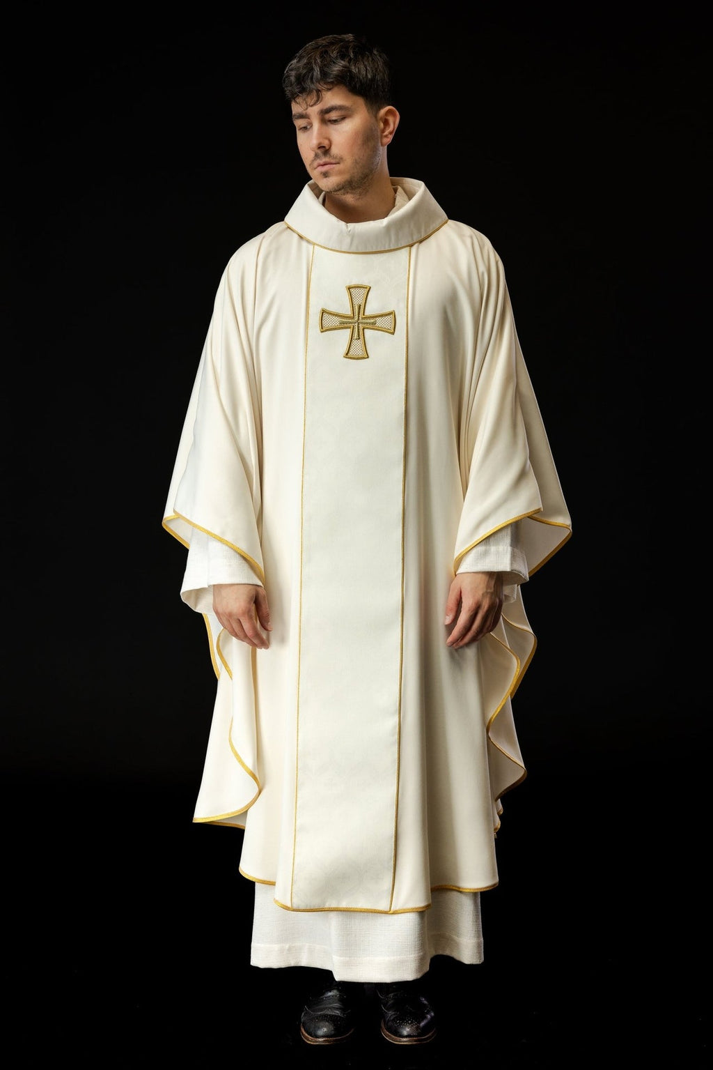 Ornat haftowany z pasem i krzyżem