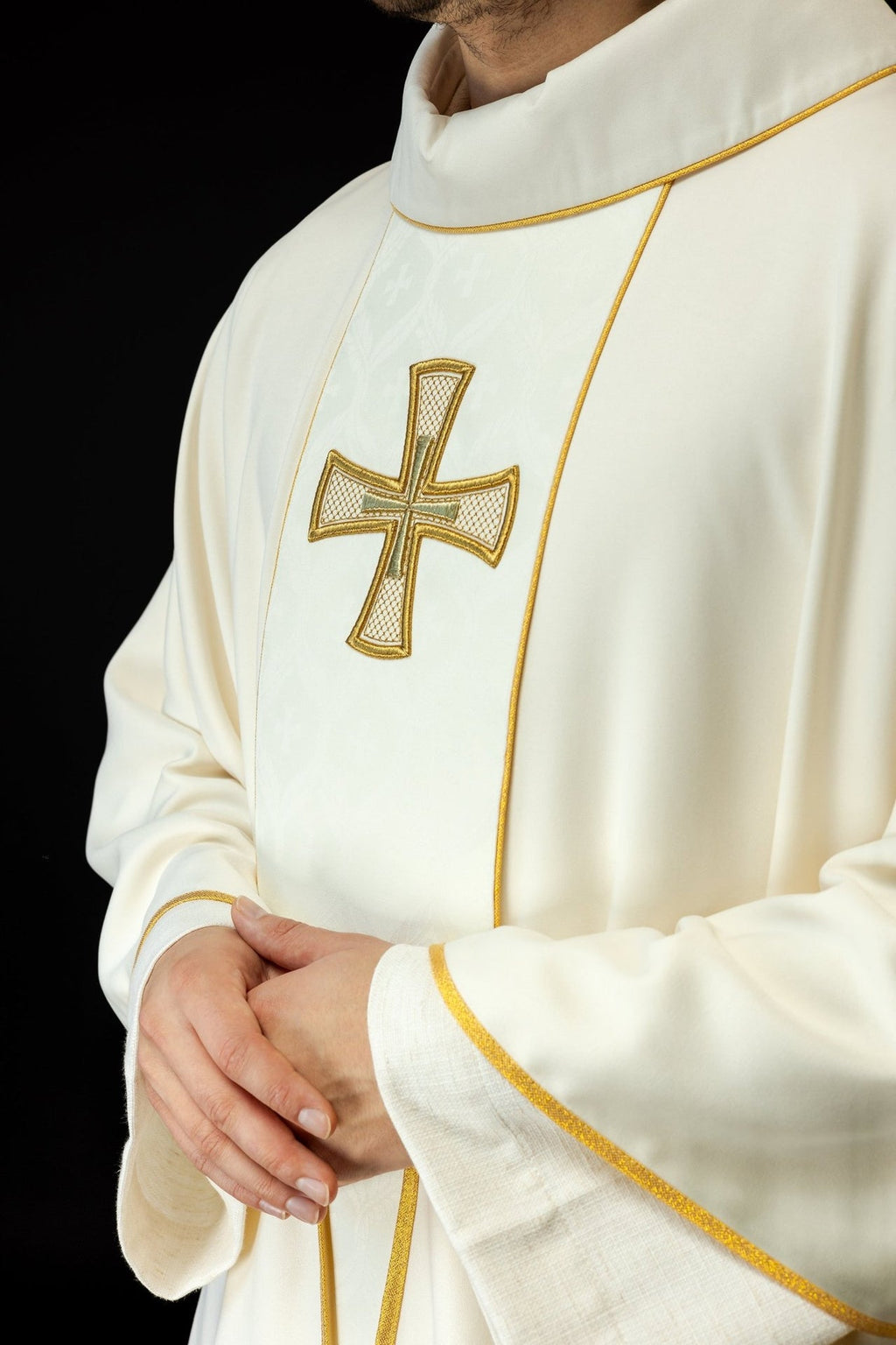 Ornat haftowany z pasem i krzyżem