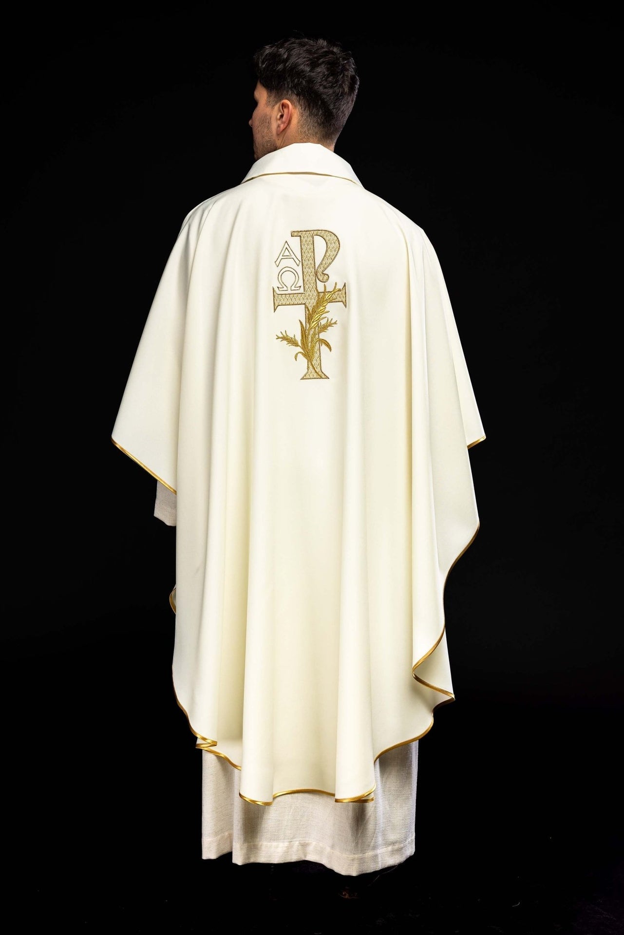 Ornat haftowany z symbolem Alfa i Omega z szerokim kołnierzem ecru