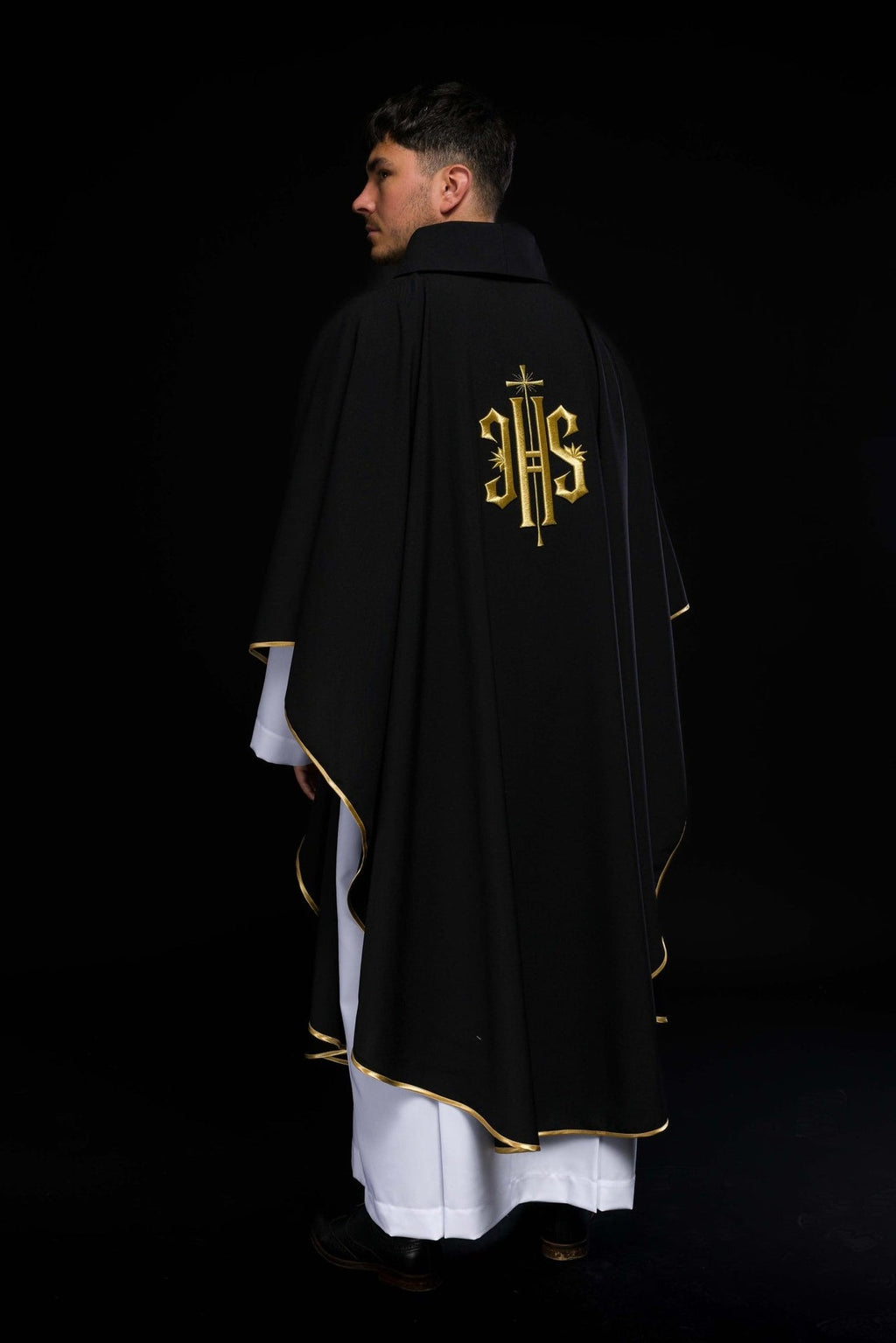 Ornat haftowany z symbolem IHS czarny