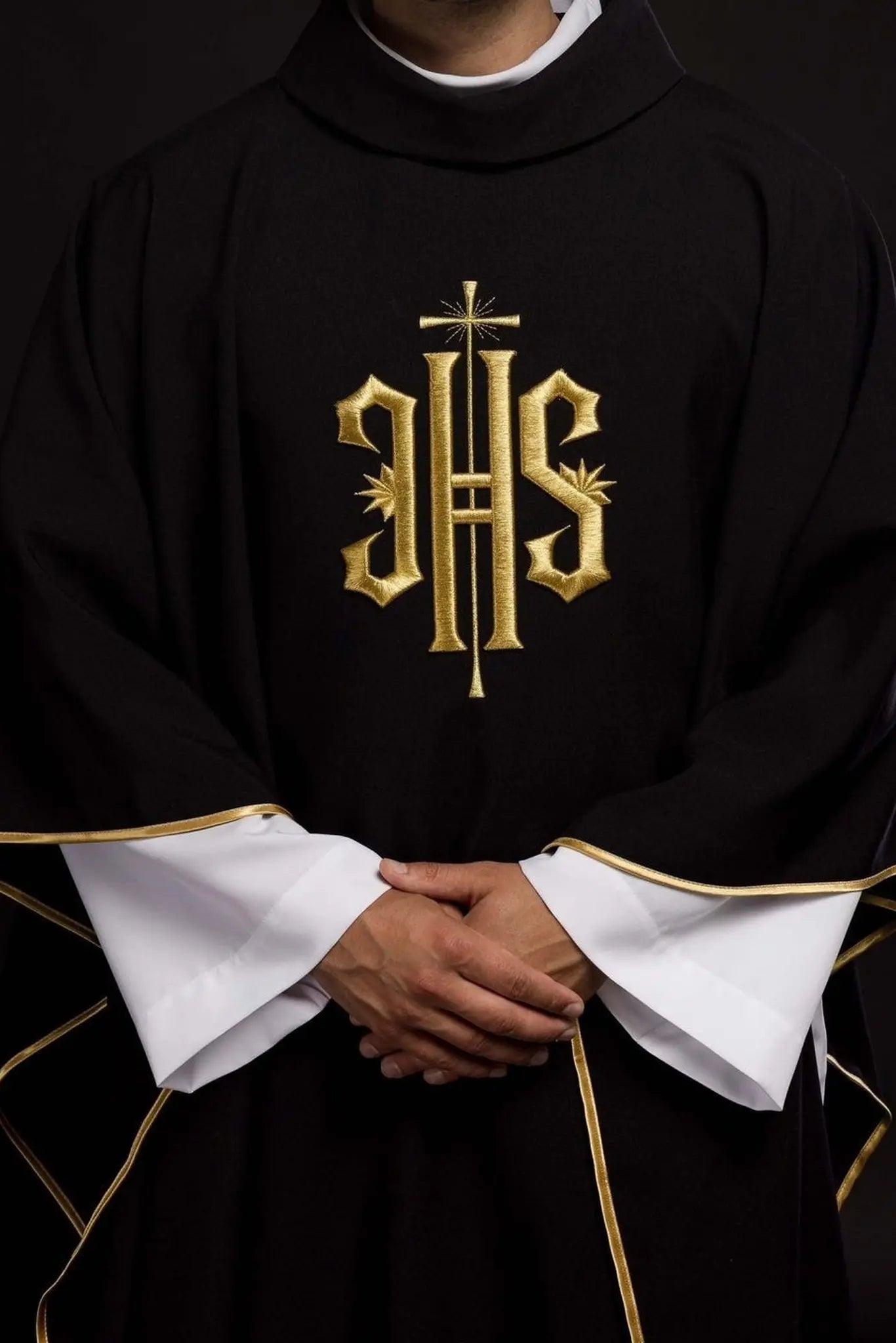 Chasuble brodée avec symbole IHS noir