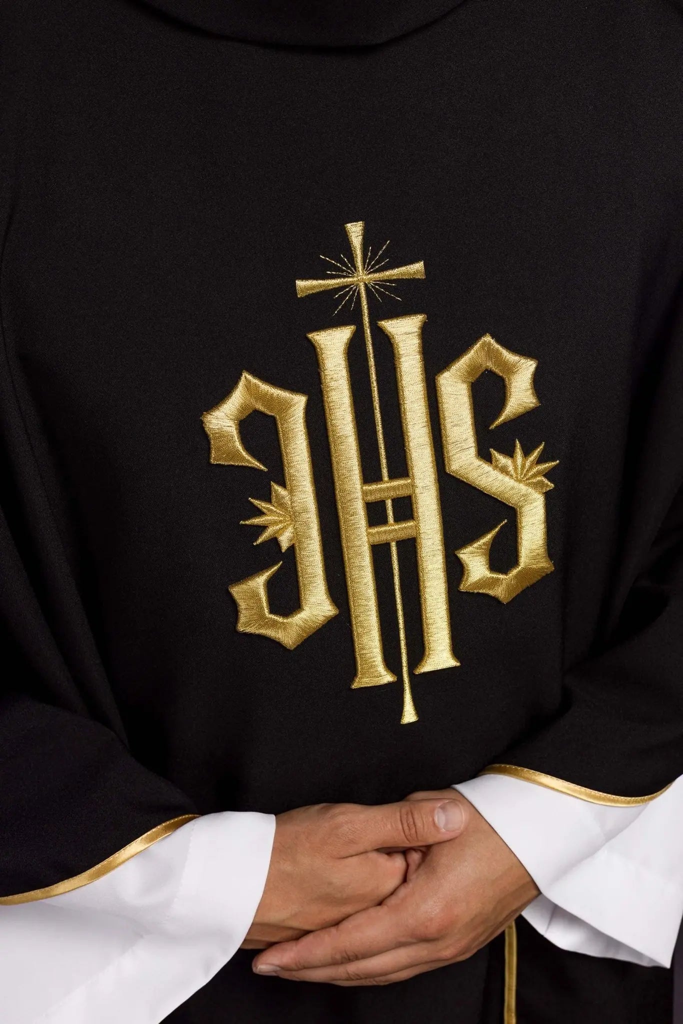Chasuble brodée avec symbole IHS noir