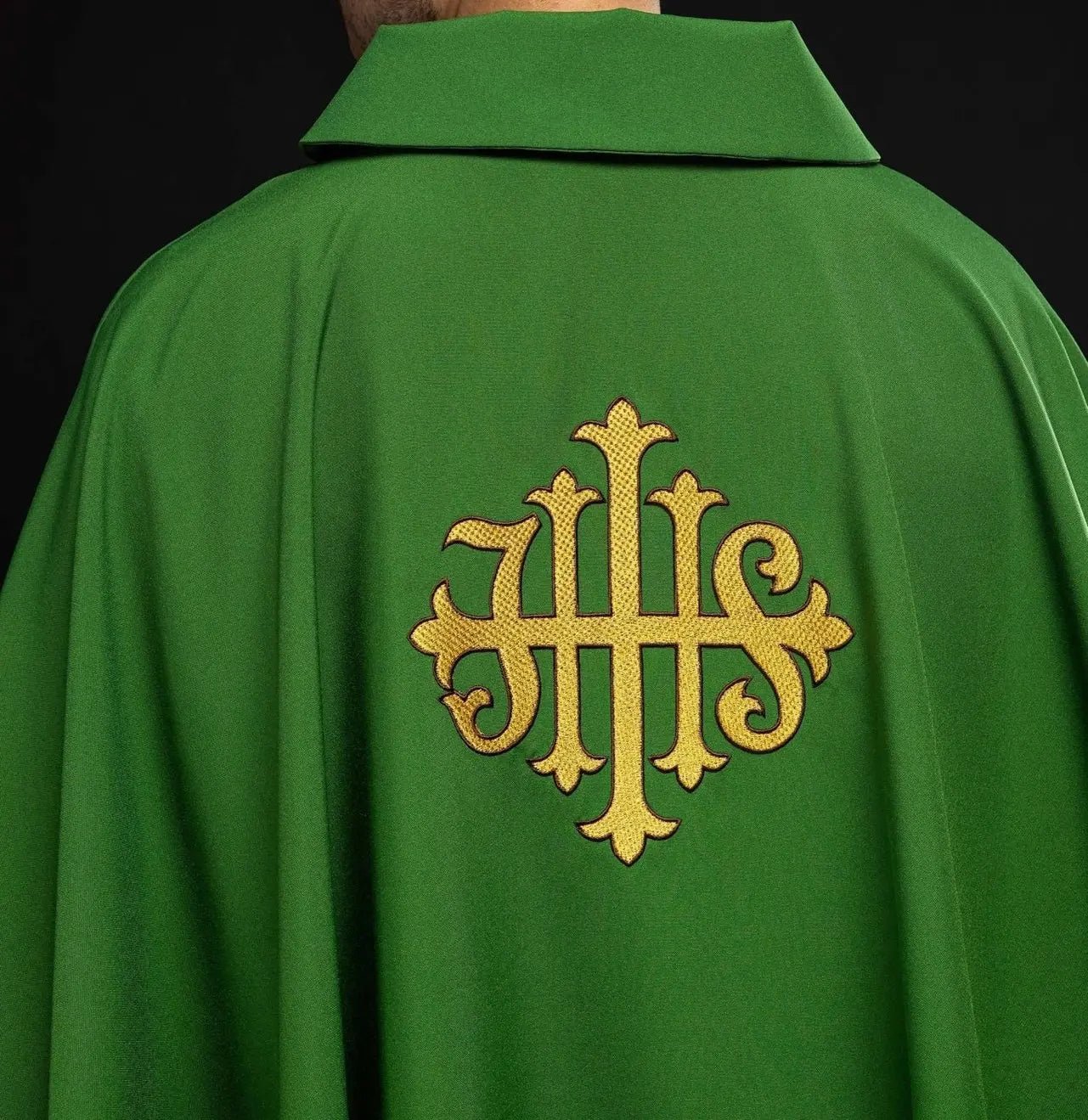 Chasuble verte brodée avec symbole JHS et large col