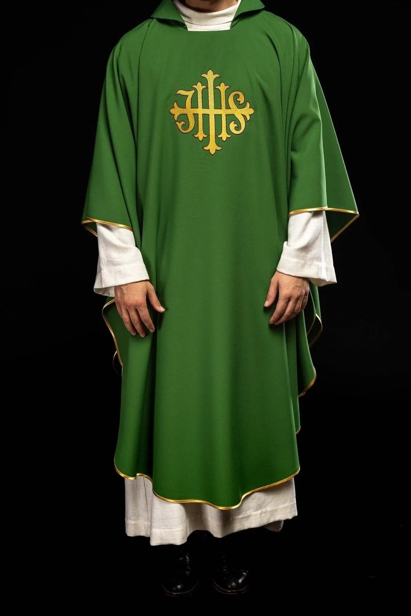 Chasuble verte brodée avec symbole JHS et large col