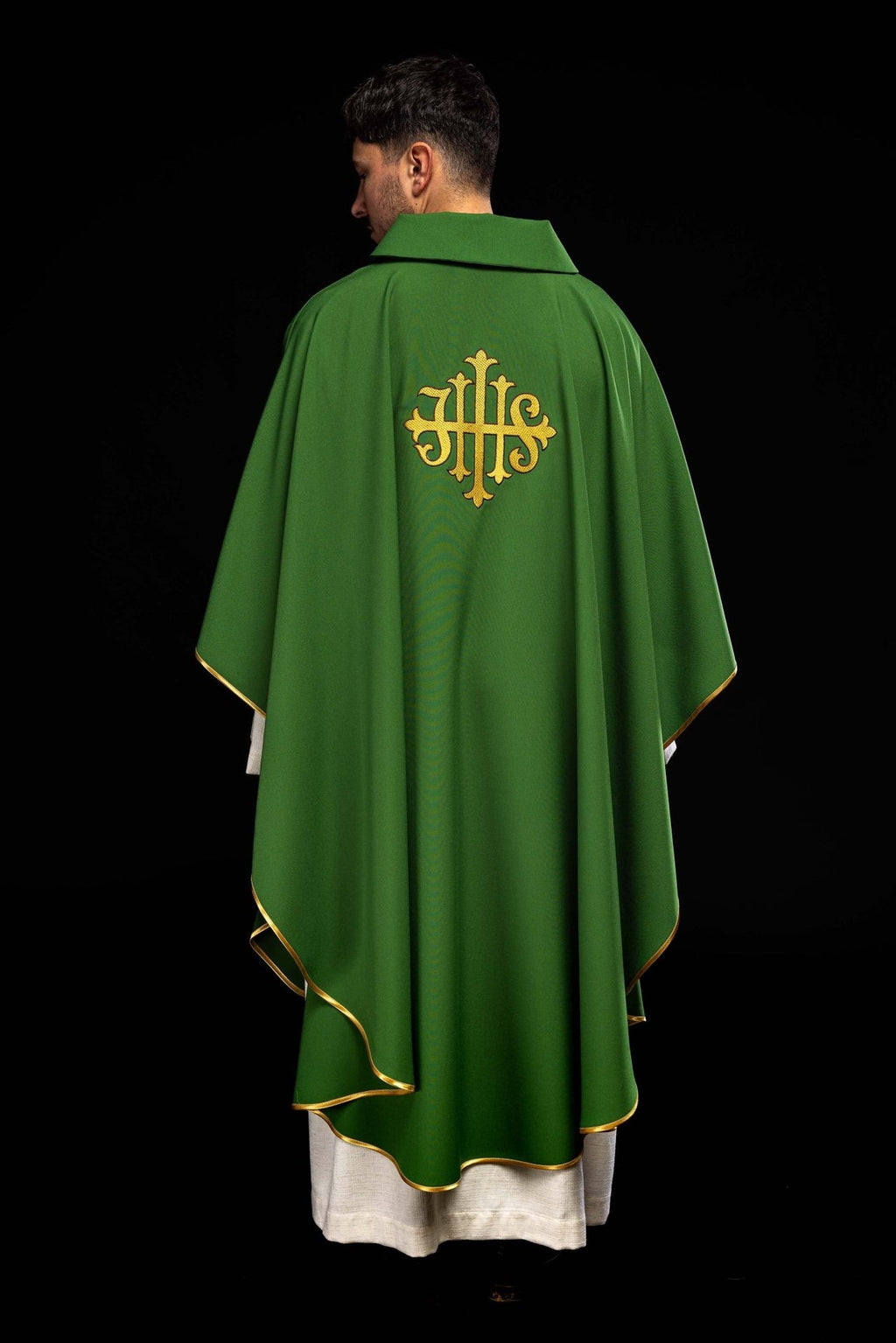 Ornat haftowany z symbolem JHS i szerokim kołnierzem zielony