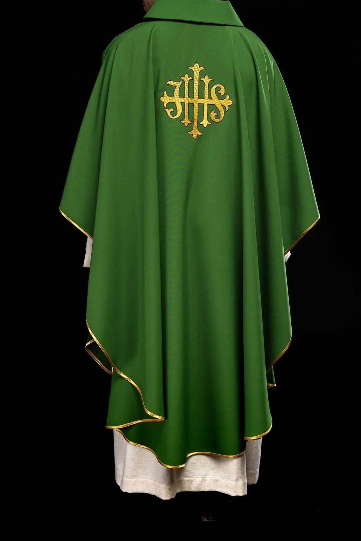 Chasuble verte brodée avec symbole JHS et large col