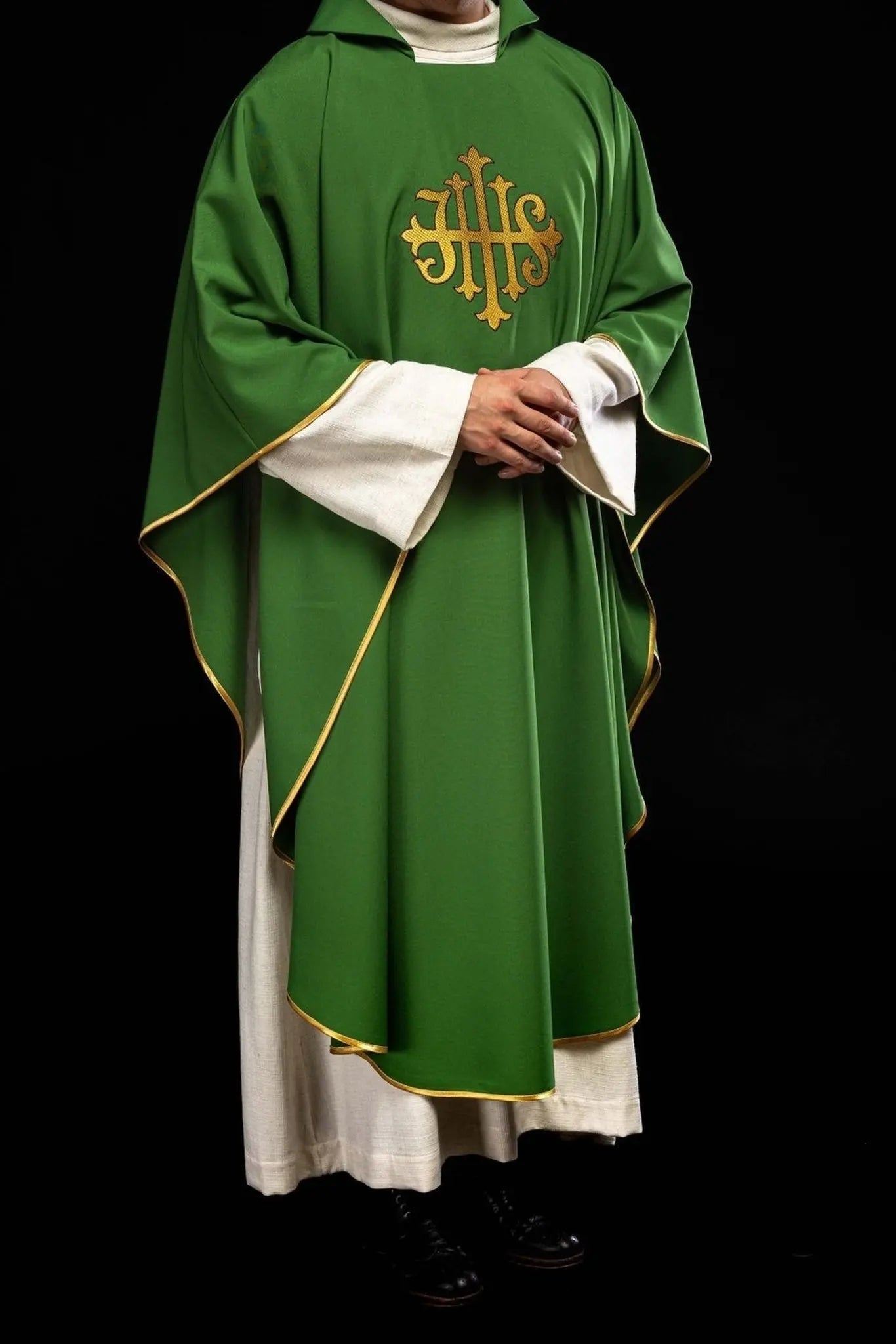 Chasuble verte brodée avec symbole JHS et large col