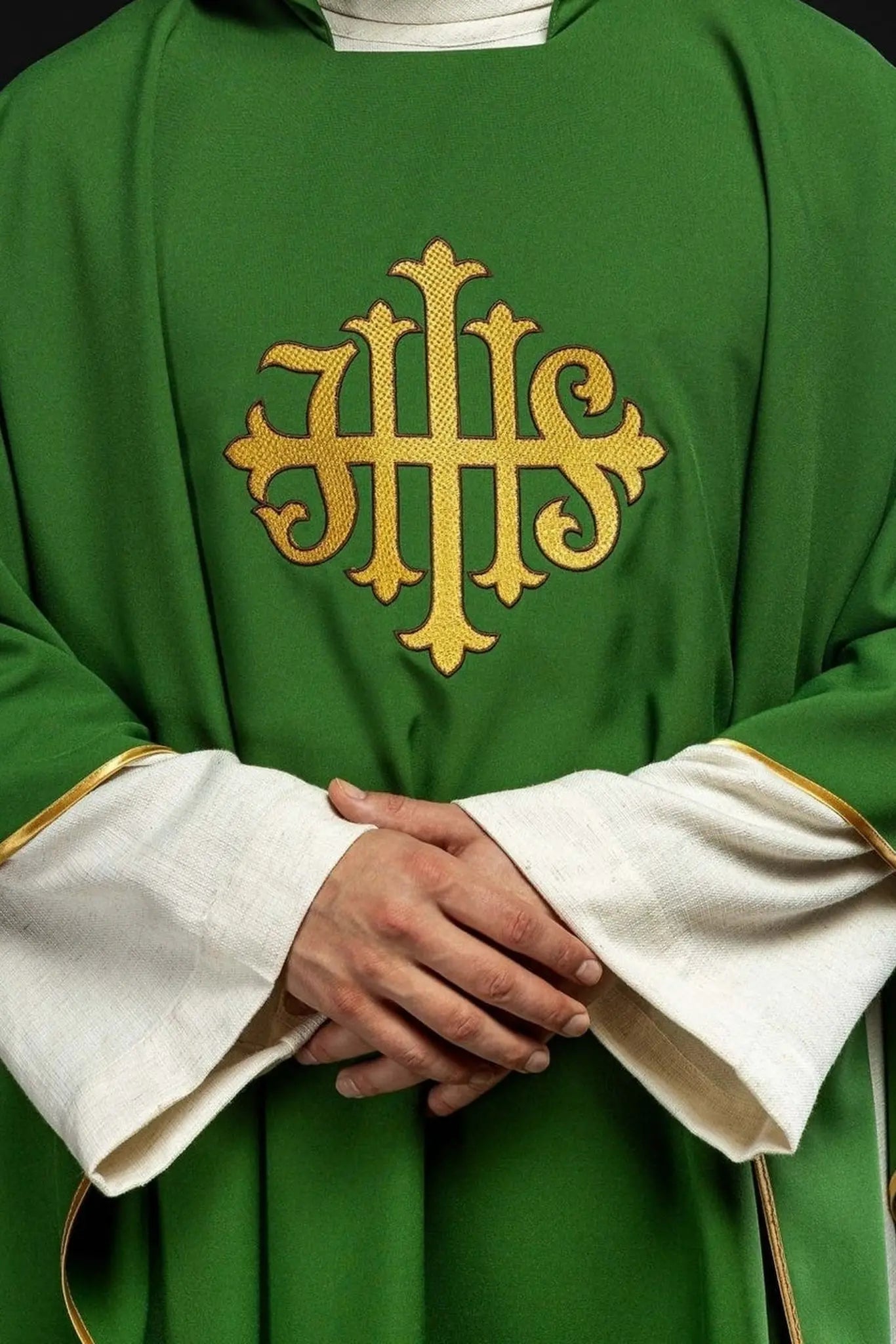 Chasuble verte brodée avec symbole JHS et large col