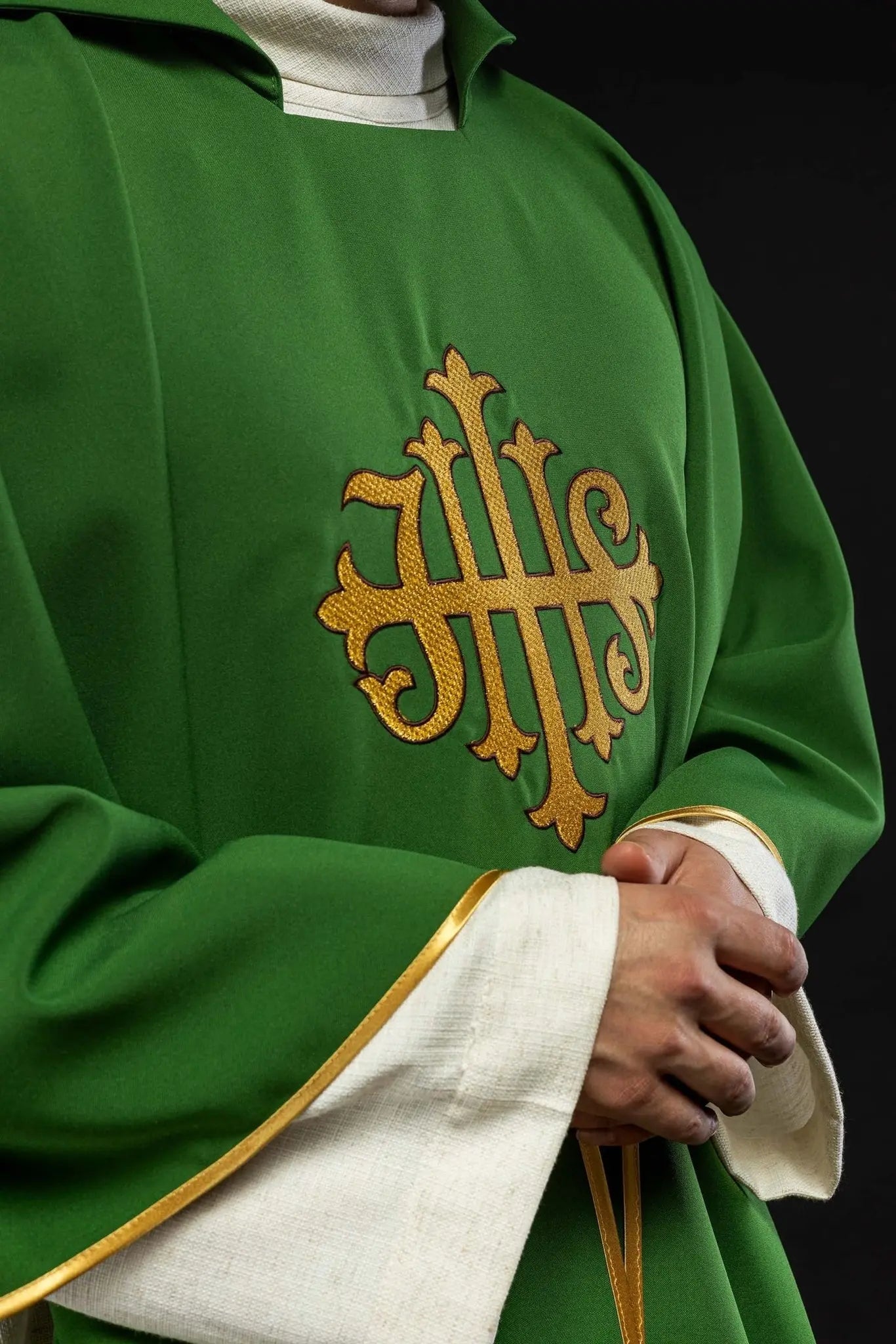 Chasuble verte brodée avec symbole JHS et large col