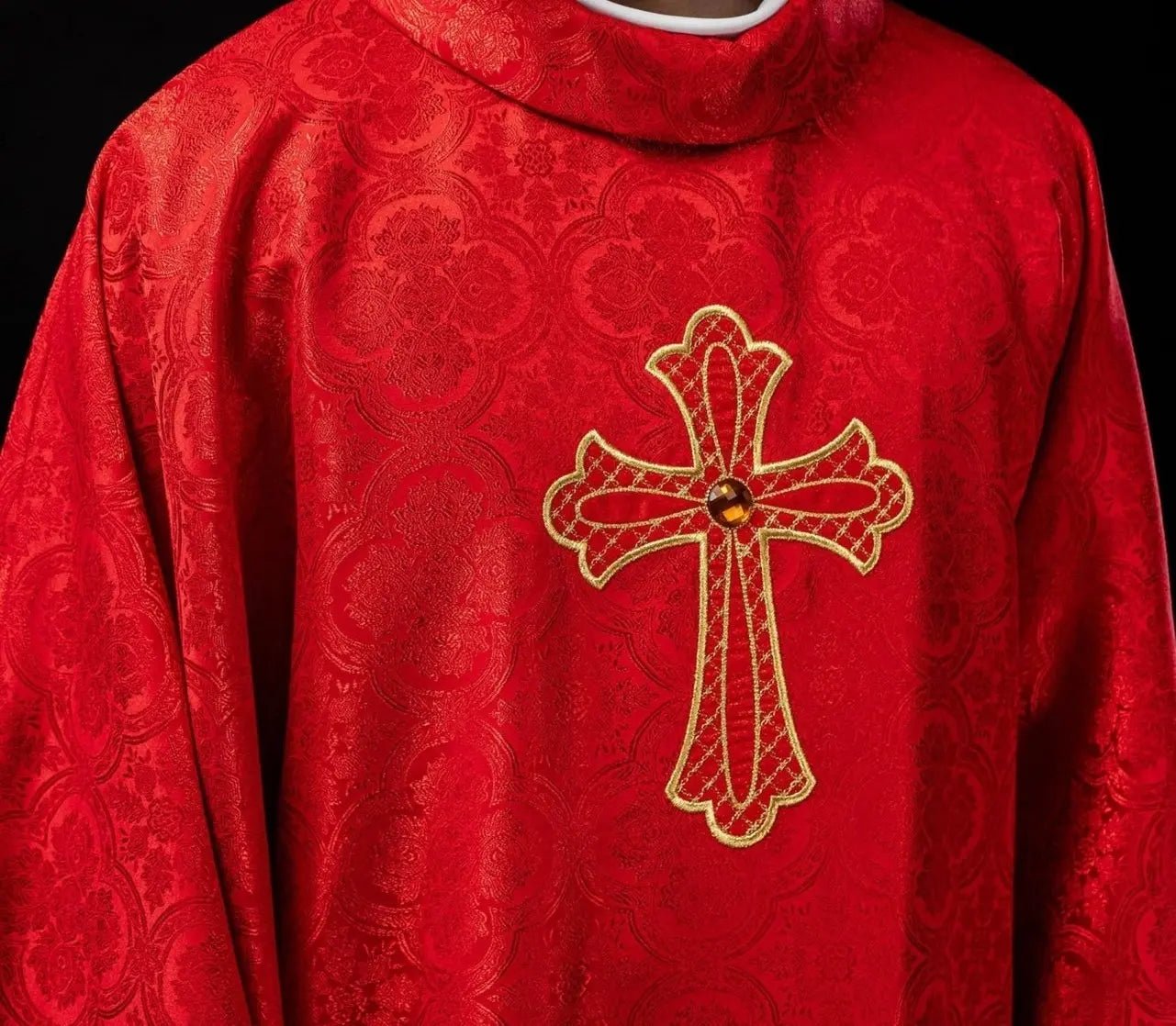 Chasuble brodée avec symbole de la croix Rouge
