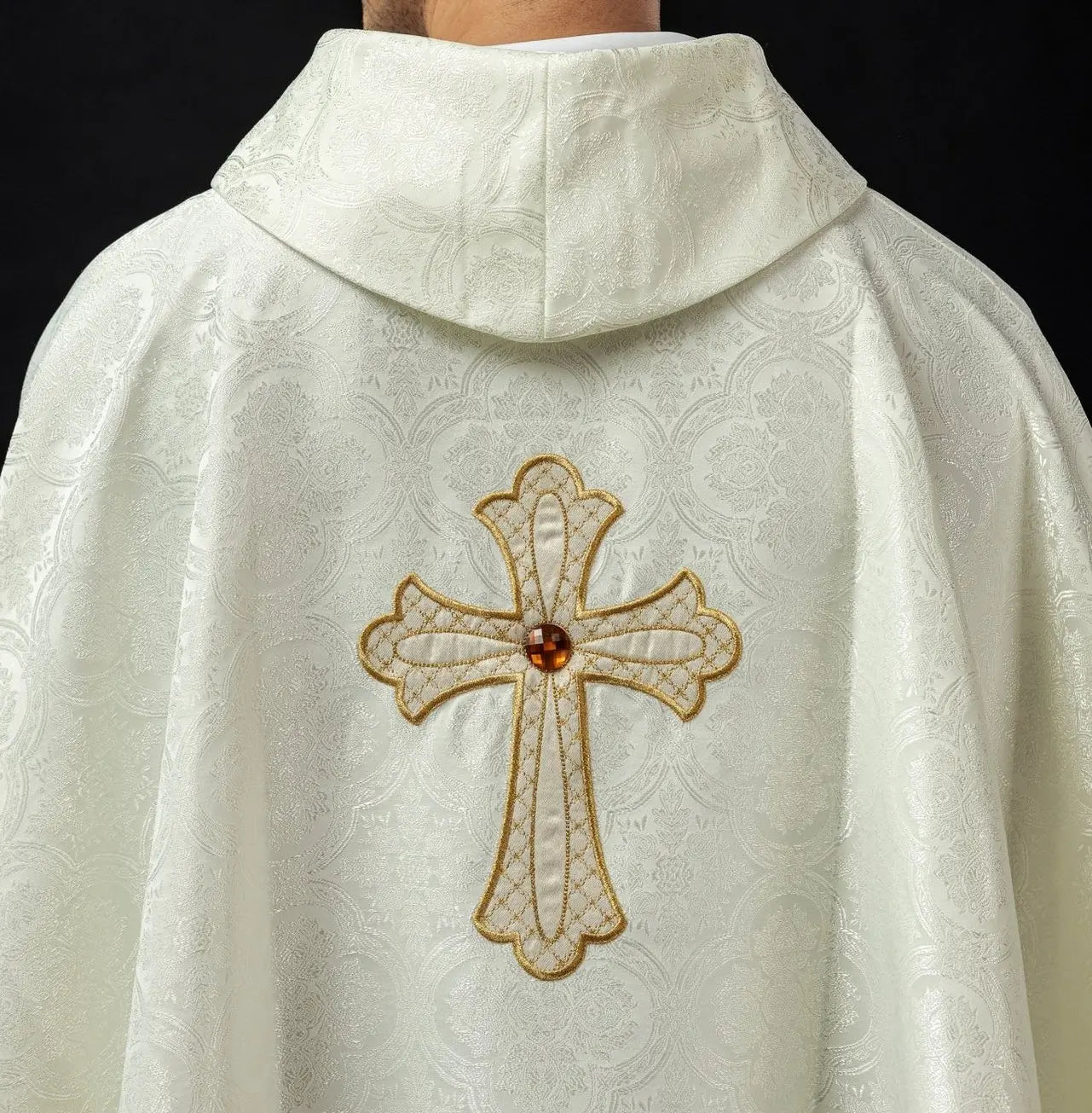 Chasuble brodée avec symbole de la croix écru