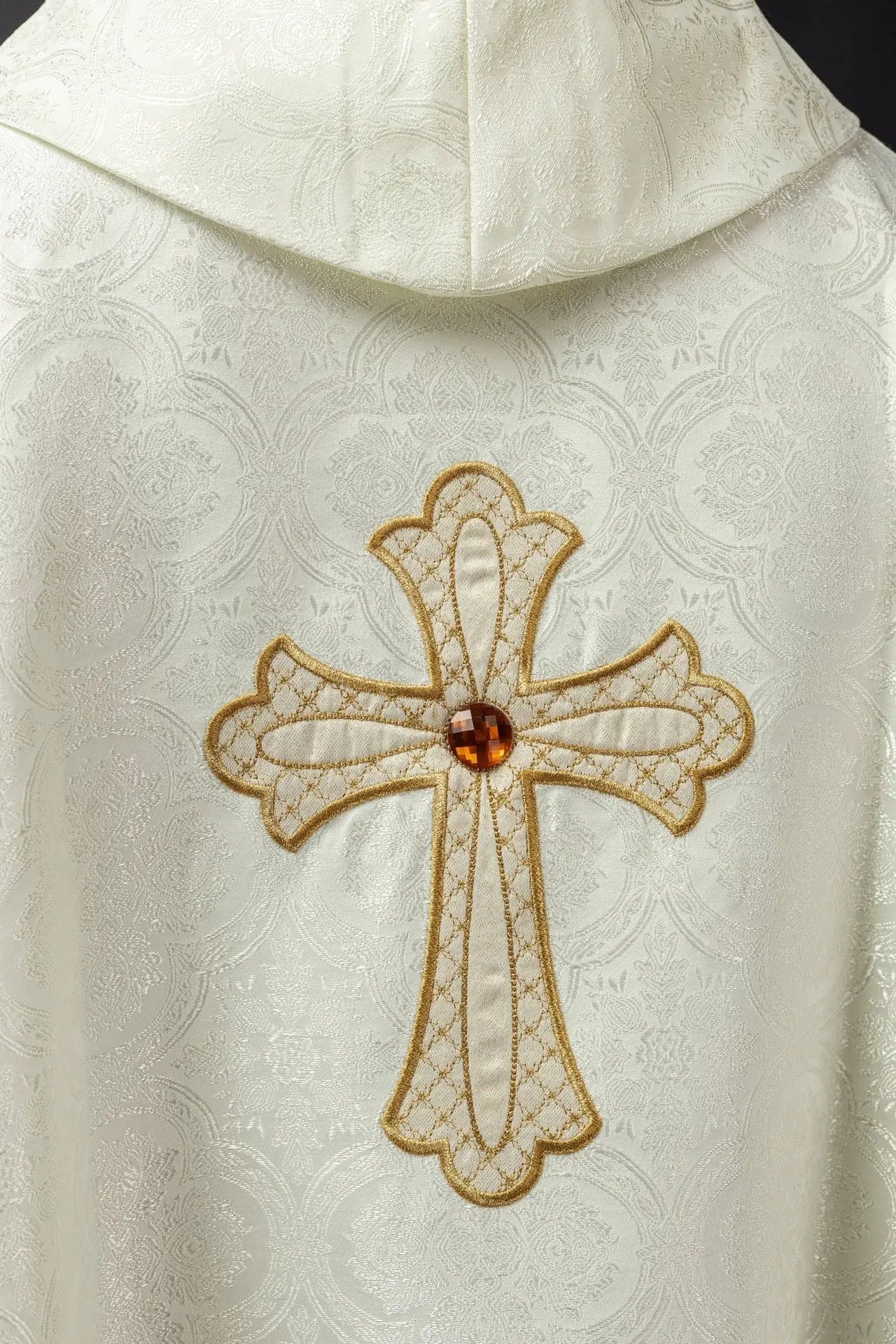 Chasuble brodée avec symbole de la croix écru