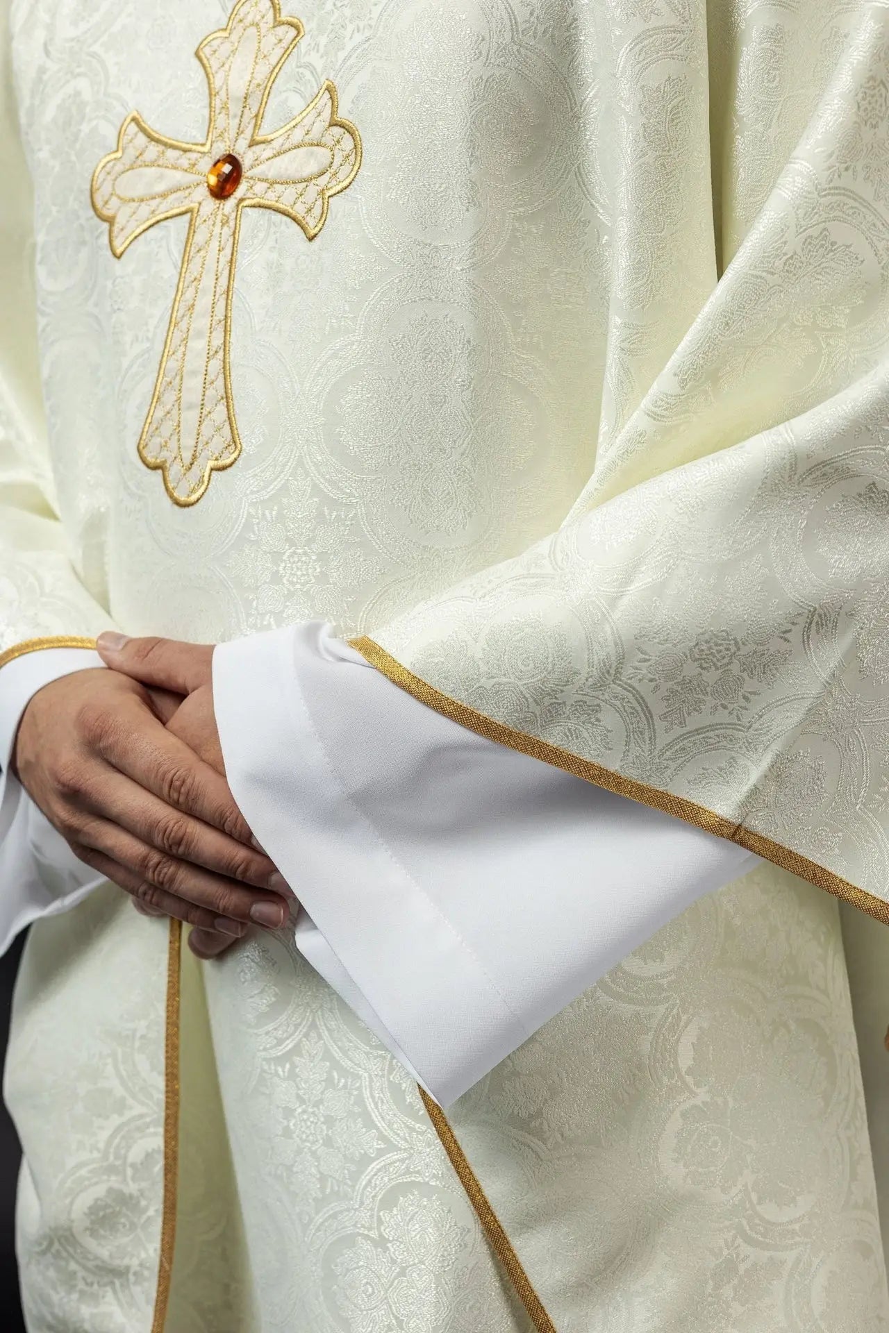 Chasuble brodée avec symbole de la croix écru