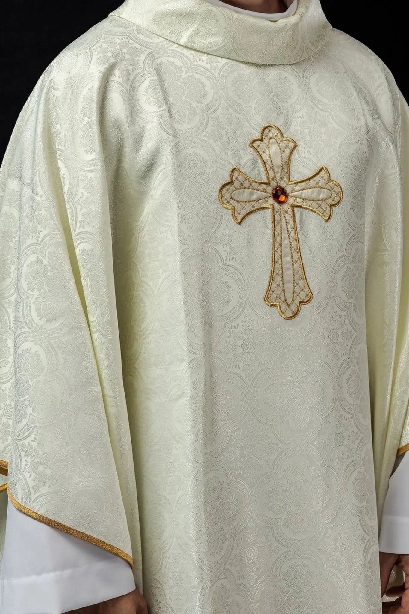 Chasuble brodée avec symbole de la croix écru