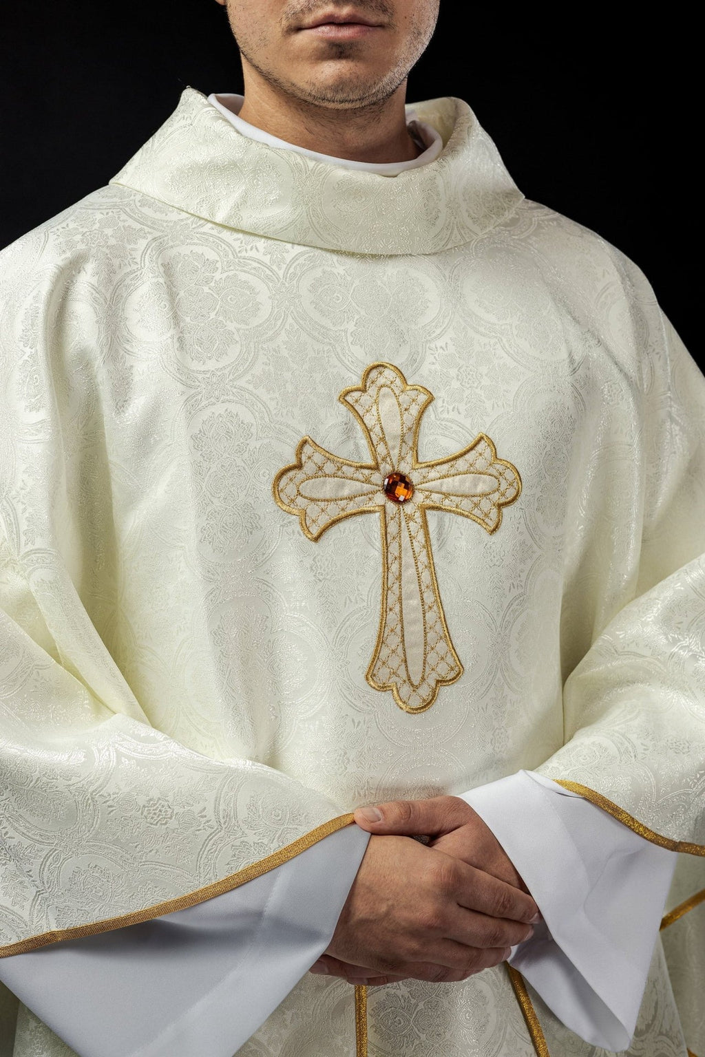 Ornat haftowany z symbolem krzyża ecru