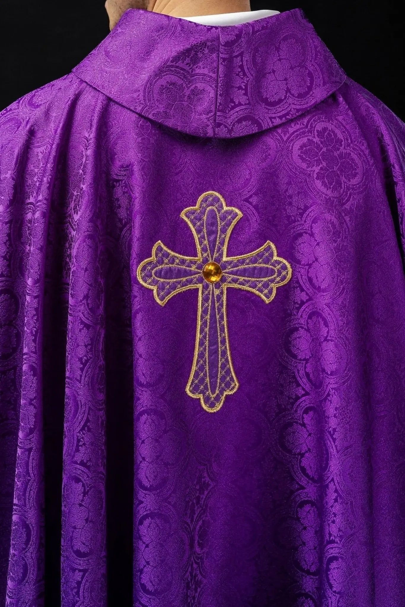 Chasuble brodée avec symbole de la croix Violet