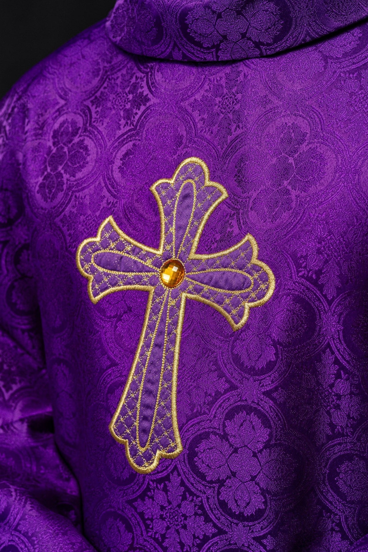 Ornat haftowany z symbolem krzyża Fioletowy