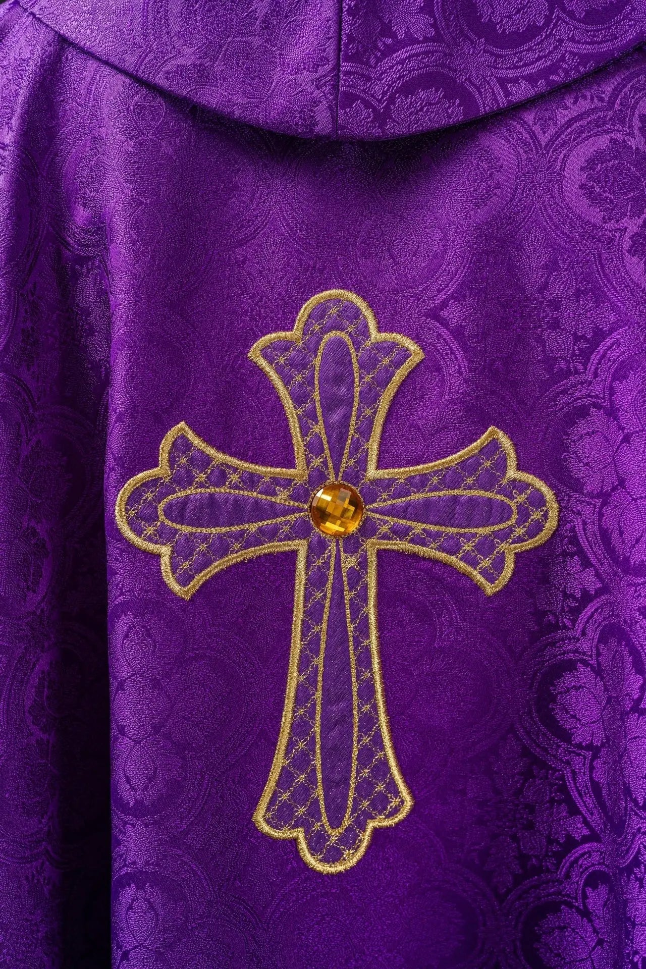 Chasuble brodée avec symbole de la croix Violet