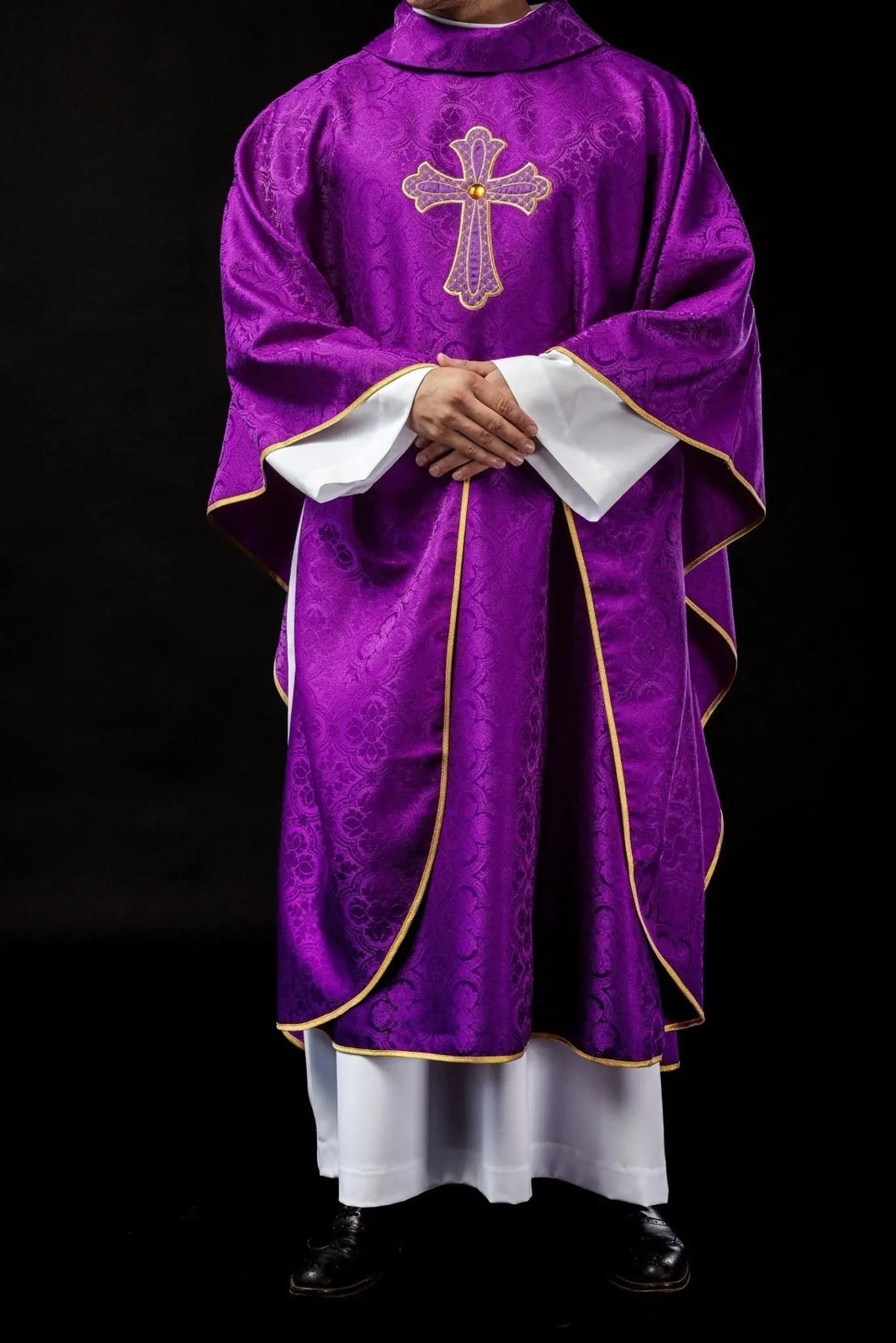 Chasuble brodée avec symbole de la croix Violet