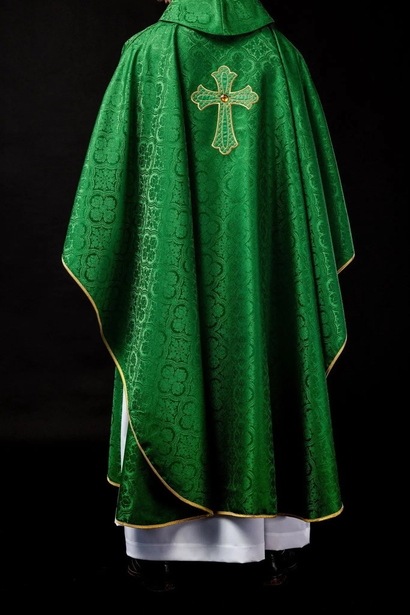 Chasuble brodée avec symbole de la croix verte
