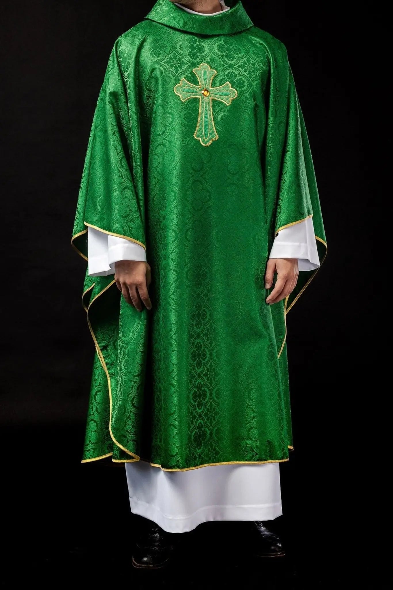 Chasuble brodée avec symbole de la croix verte