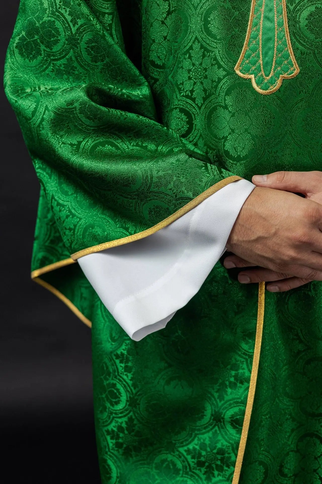 Chasuble brodée avec symbole de la croix verte