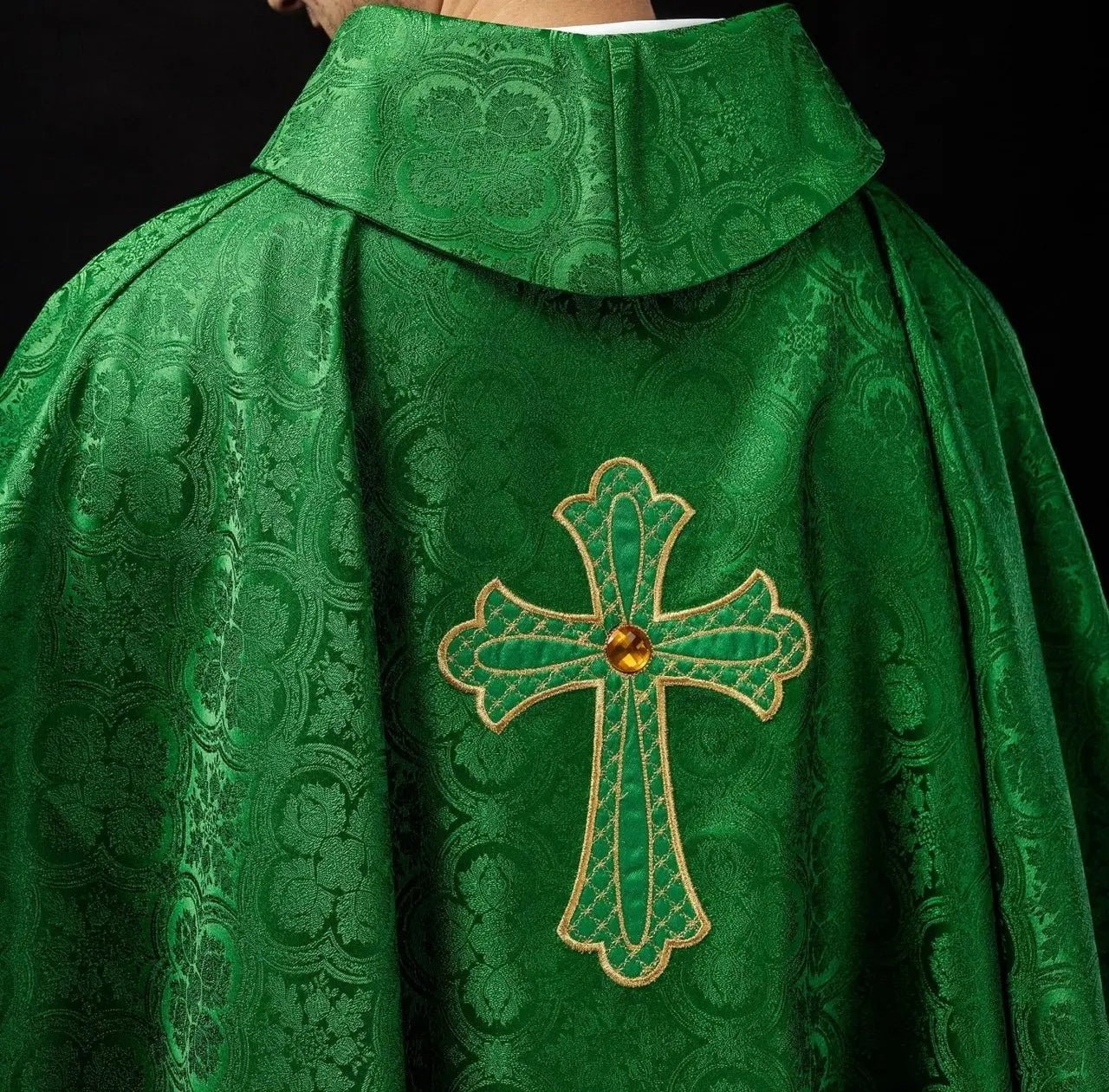 Chasuble brodée avec symbole de la croix verte