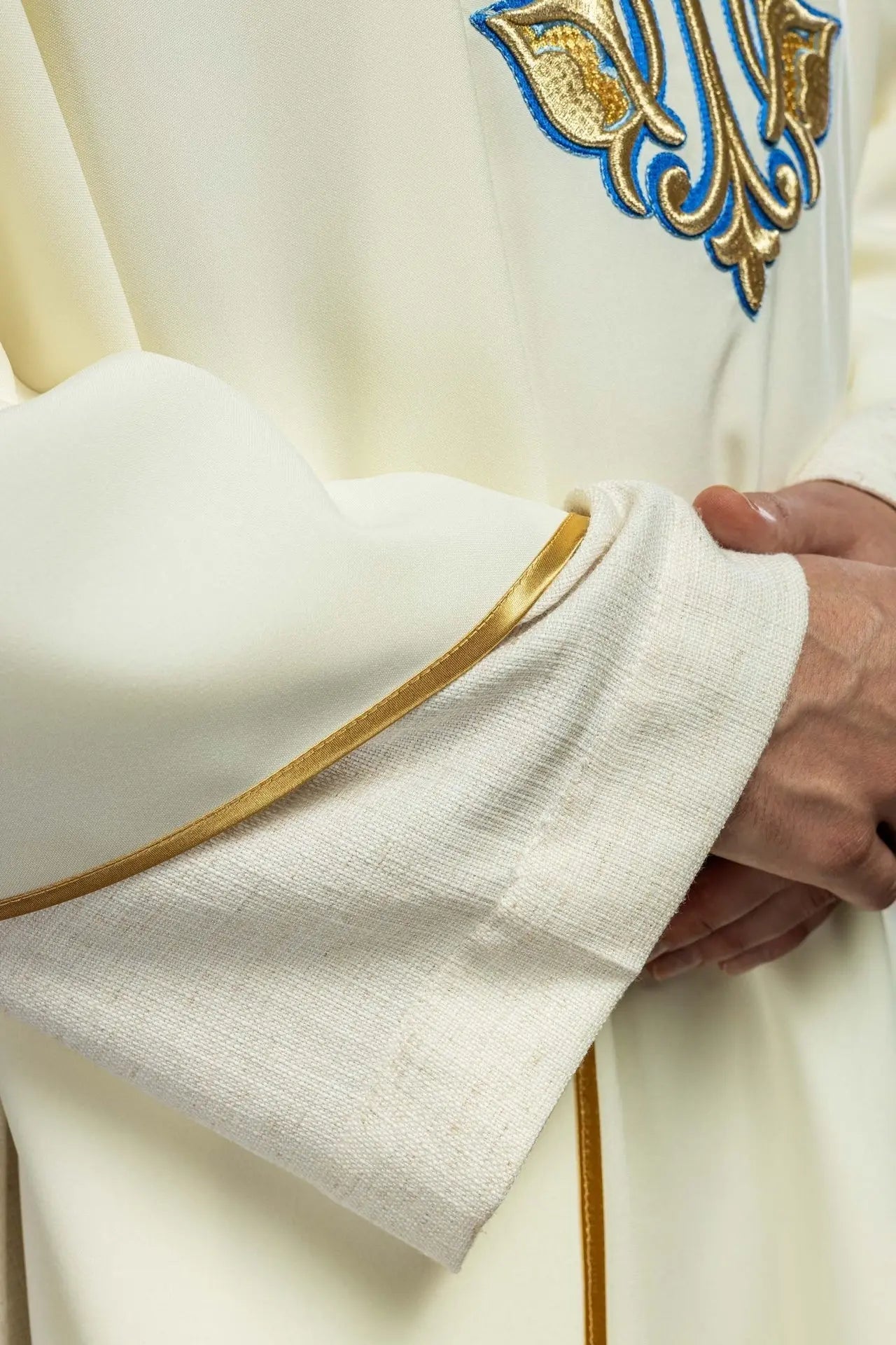 Chasuble écrue brodée avec symbole marial et large col