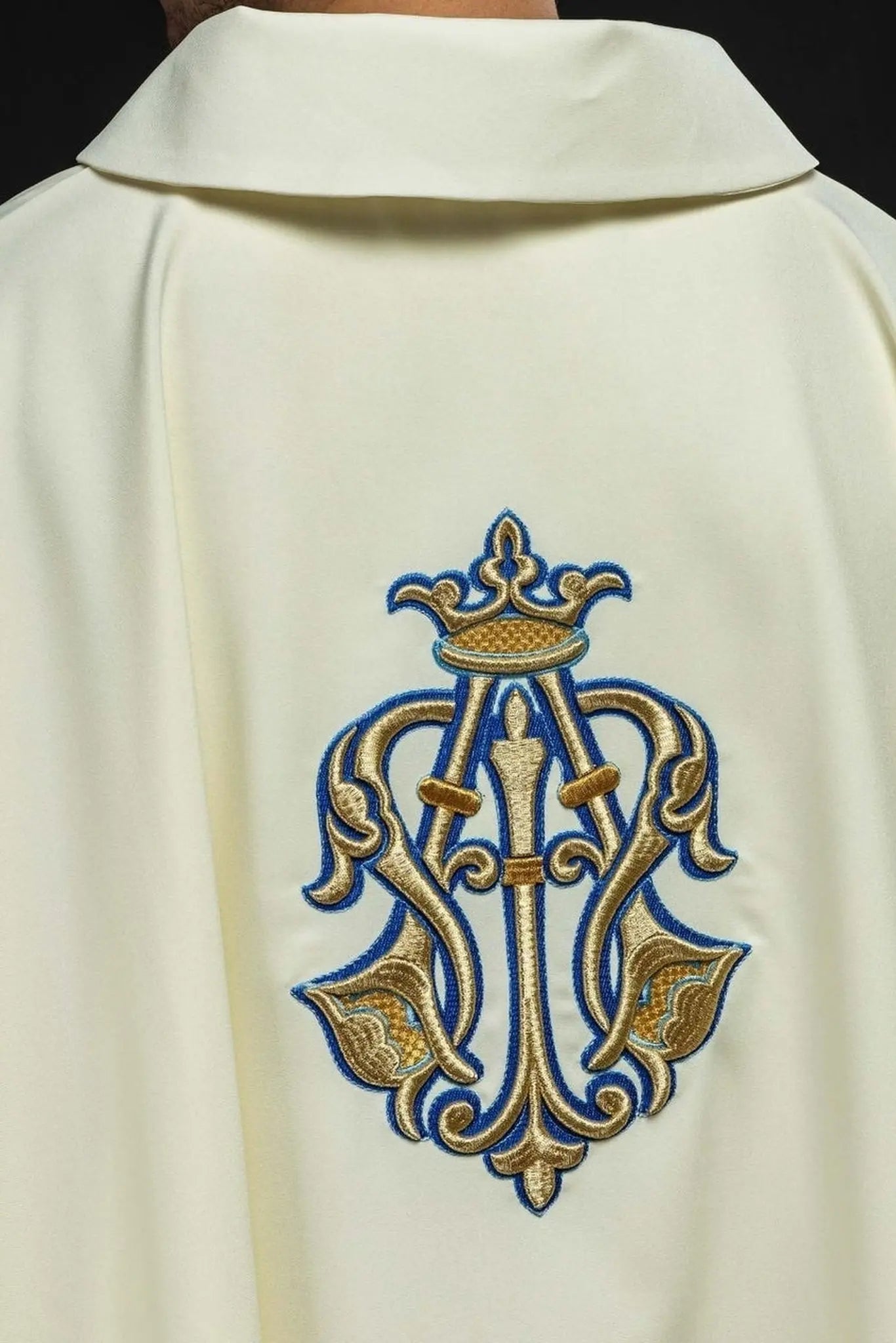 Chasuble écrue brodée avec symbole marial et large col