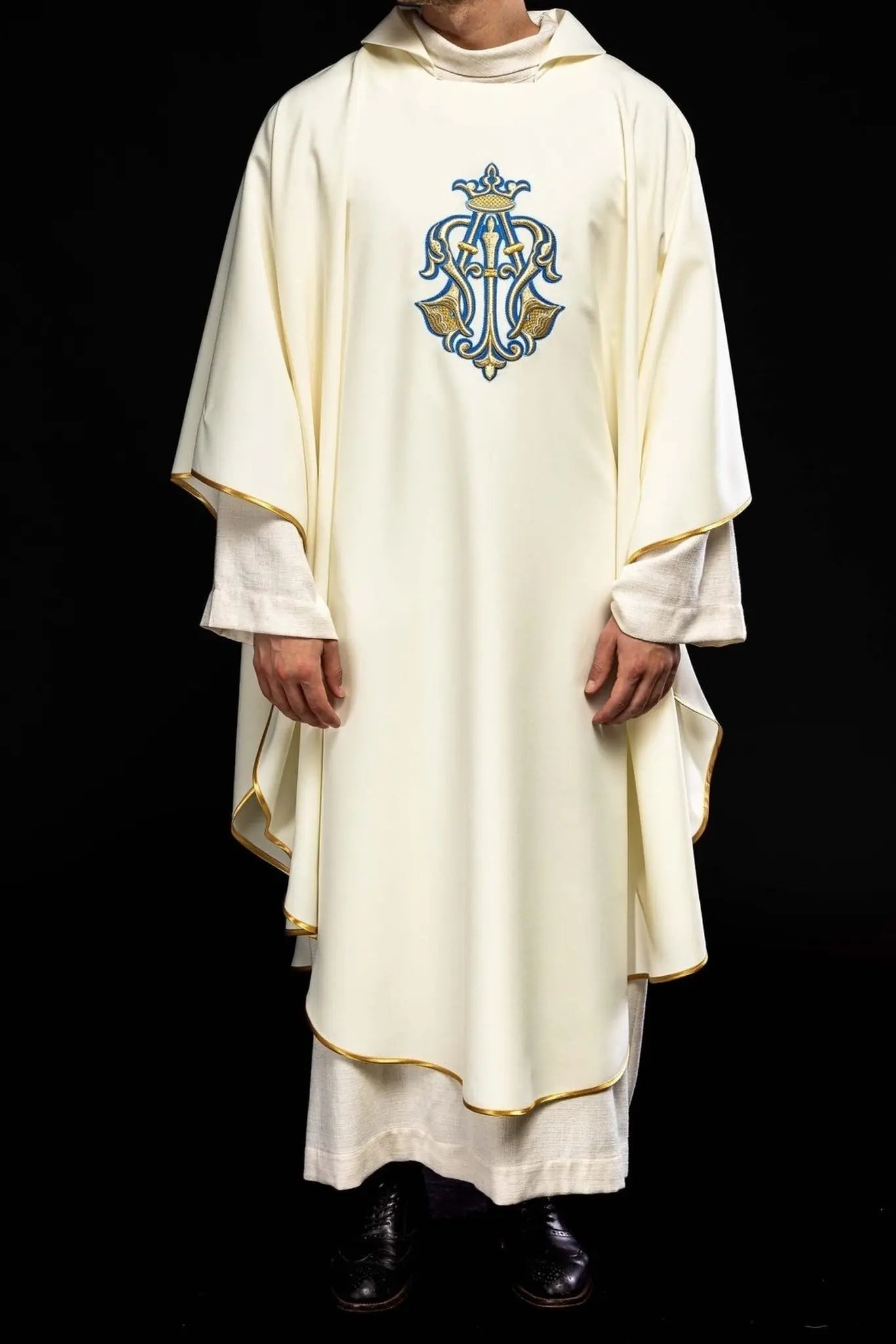Chasuble écrue brodée avec symbole marial et large col