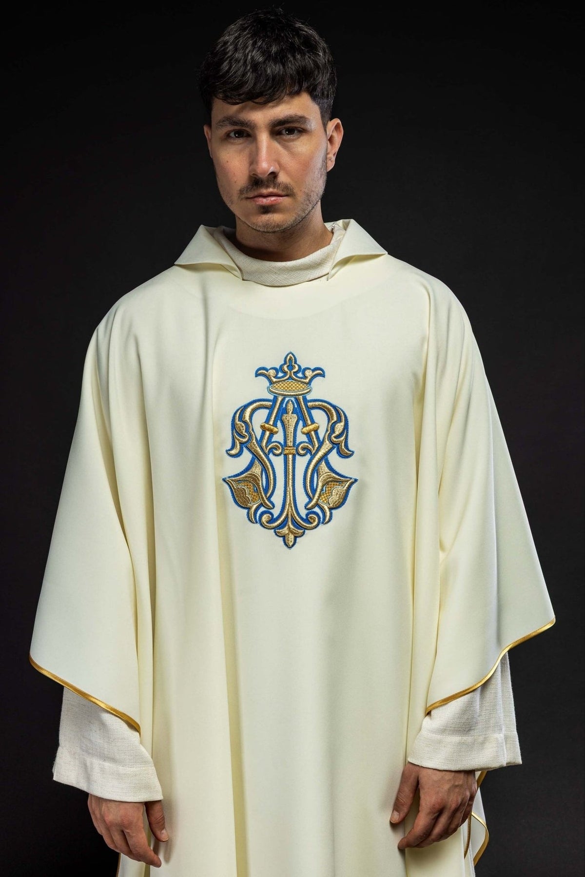 Ornat haftowany z symbolem maryjnym i szerokim kołnierzem ecru