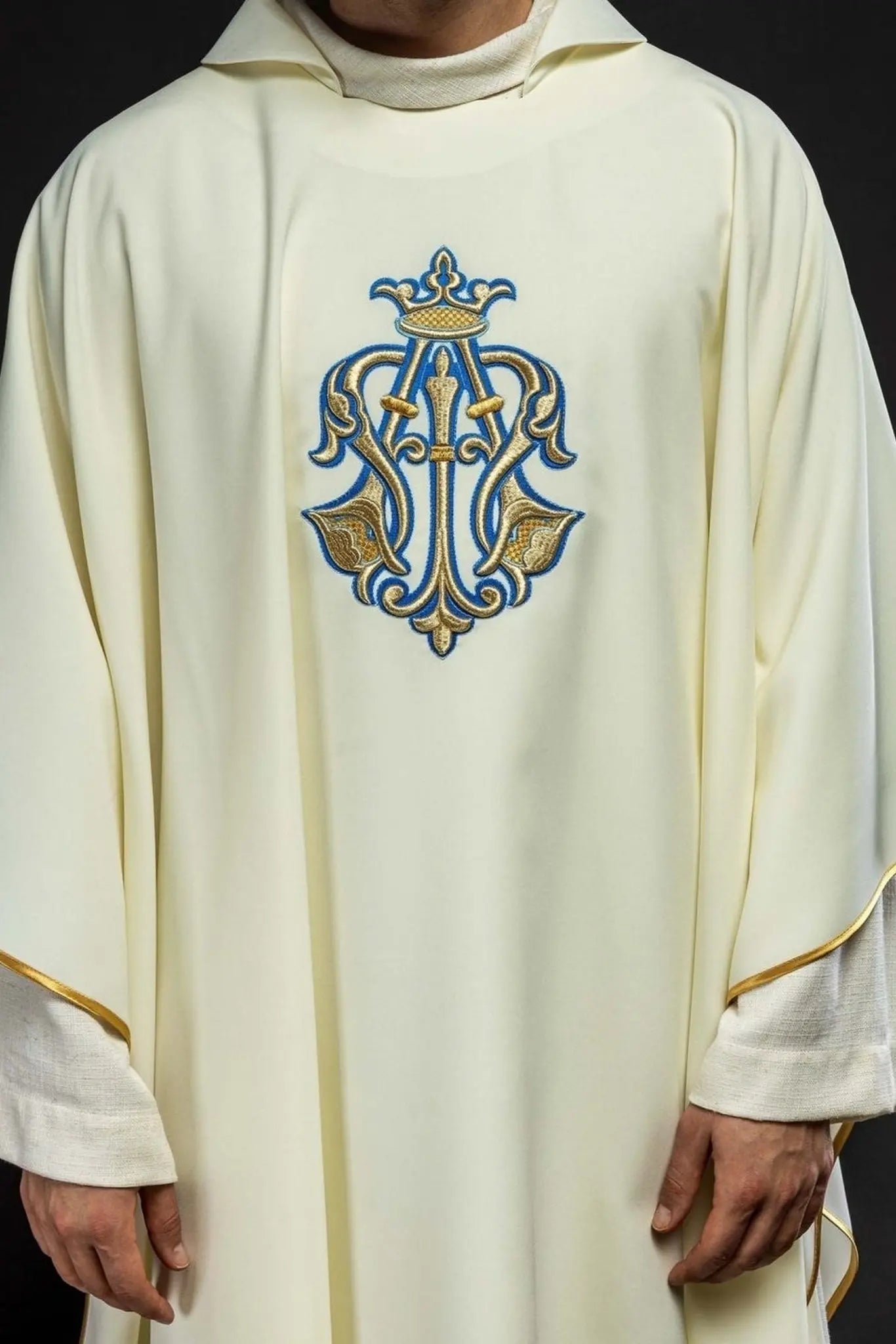 Chasuble écrue brodée avec symbole marial et large col