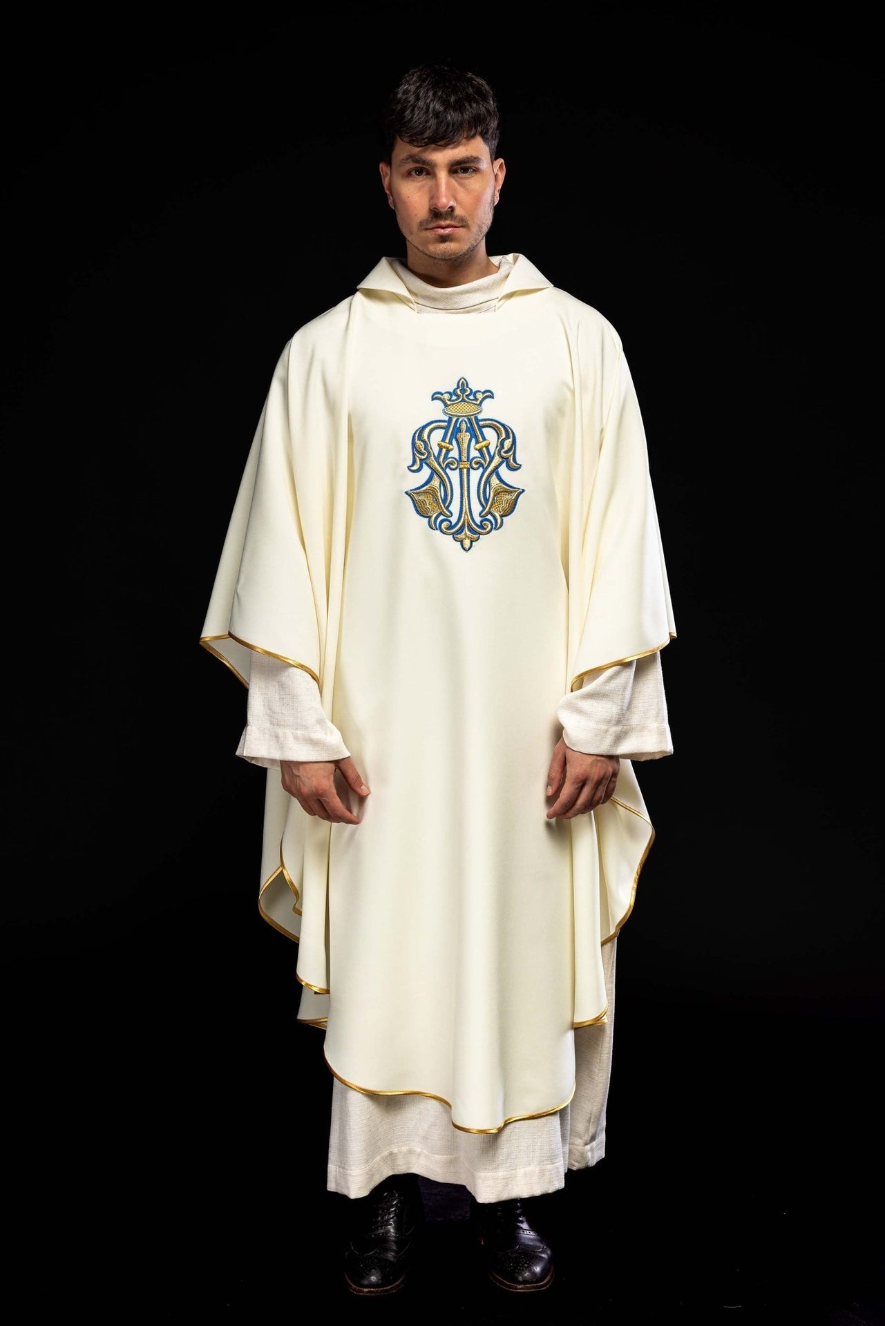 Ornat haftowany z symbolem maryjnym i szerokim kołnierzem ecru