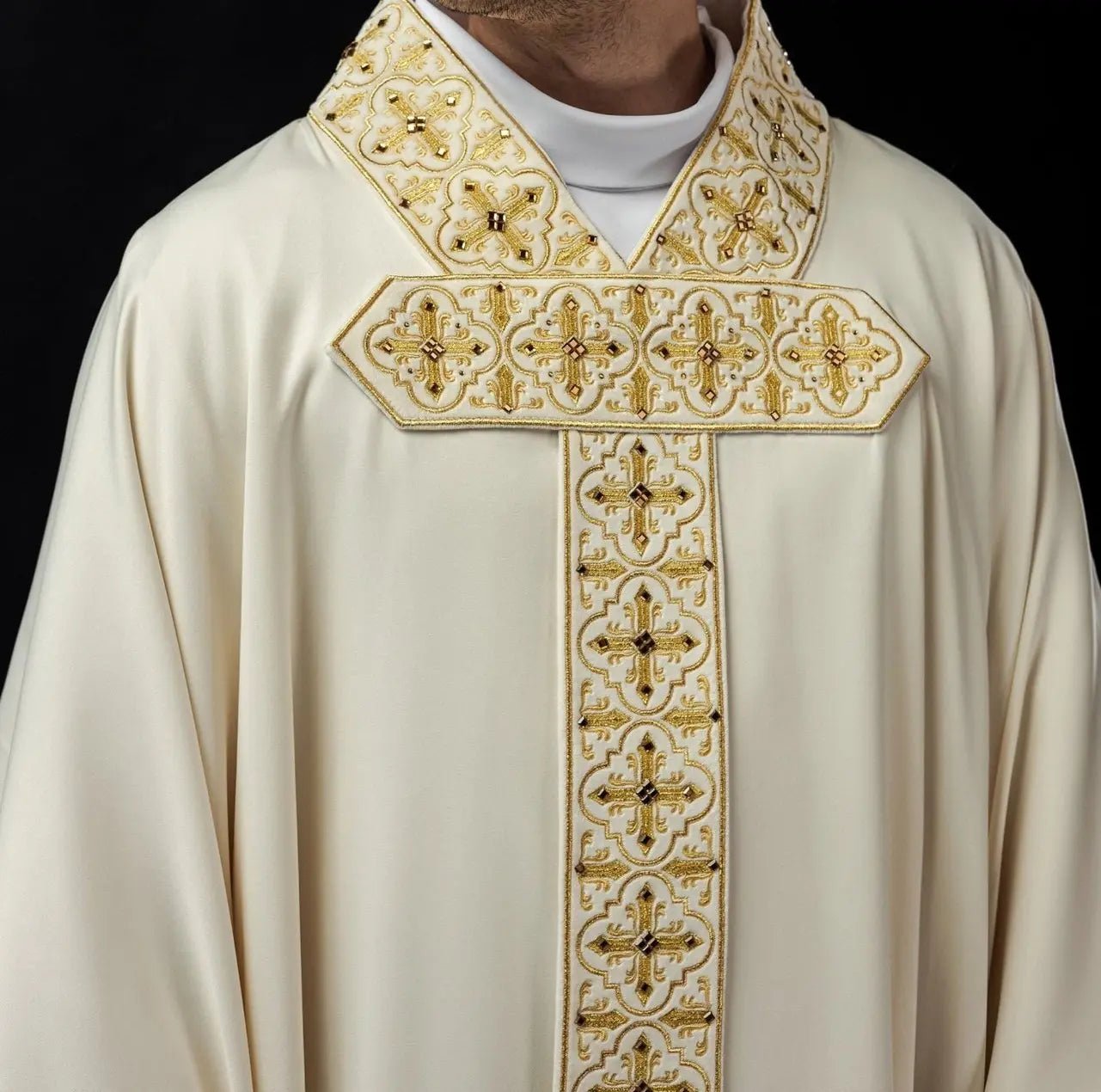 Chasuble brodée avec ceinture suspendue 500 pierres