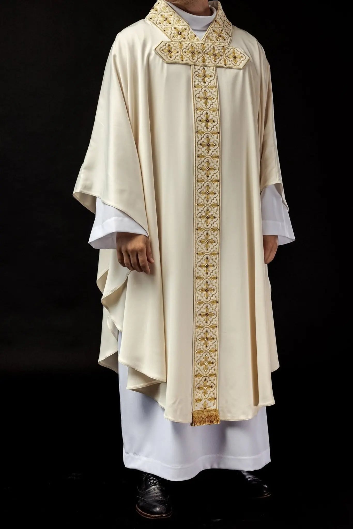 Chasuble brodée avec ceinture suspendue 500 pierres