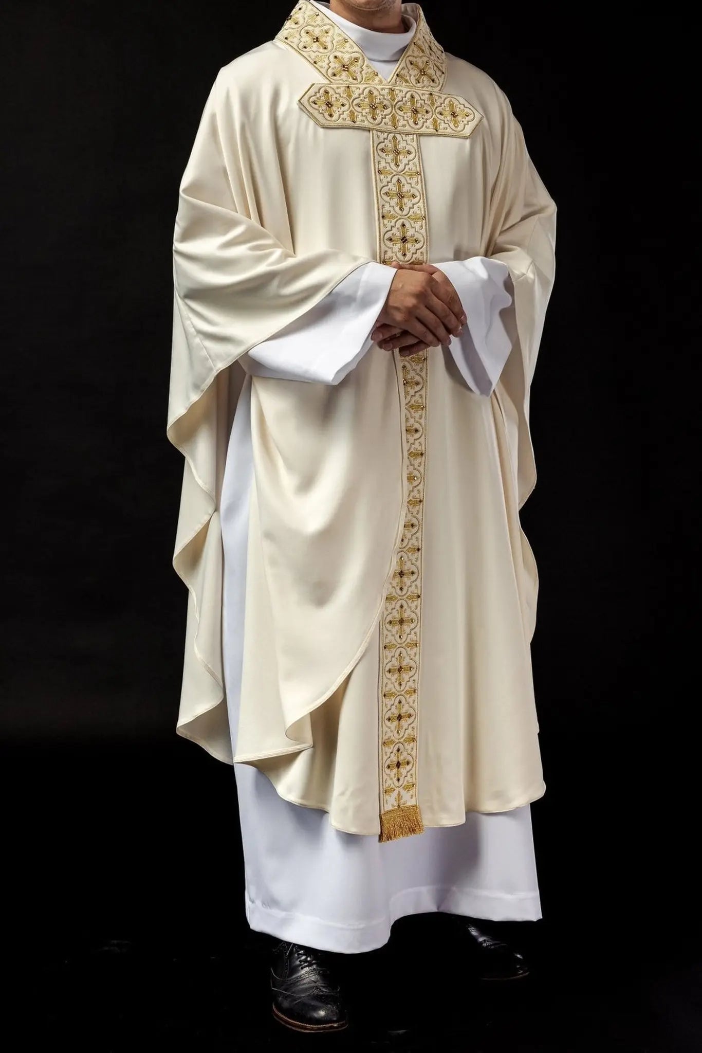 Chasuble brodée avec ceinture suspendue 500 pierres