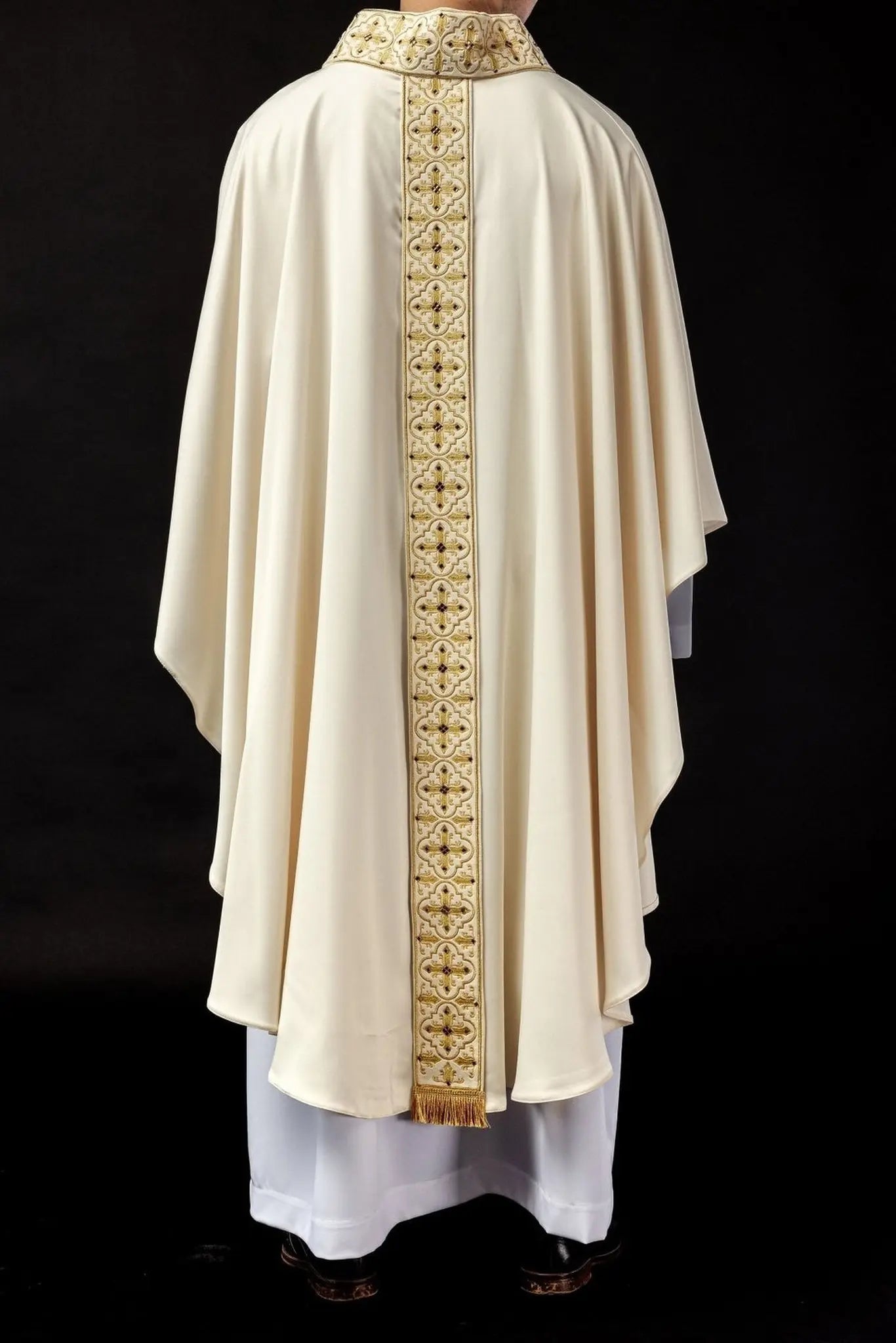 Chasuble brodée avec ceinture suspendue 500 pierres