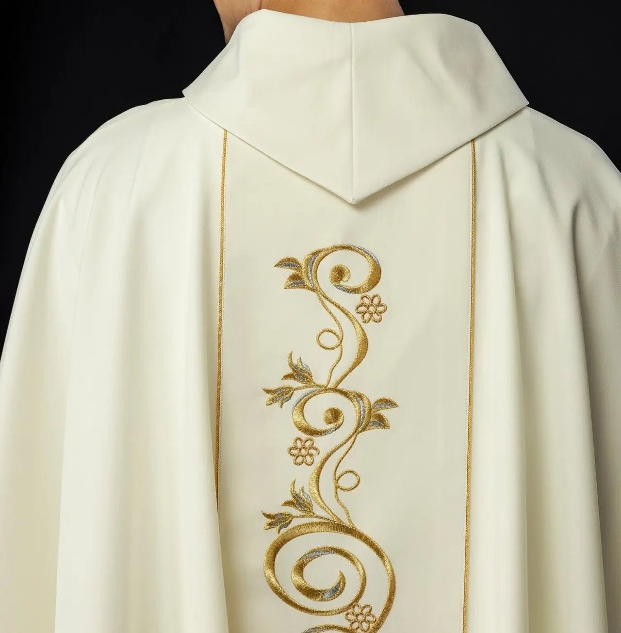 Chasuble brodée avec l'image de Notre-Dame de Fatima