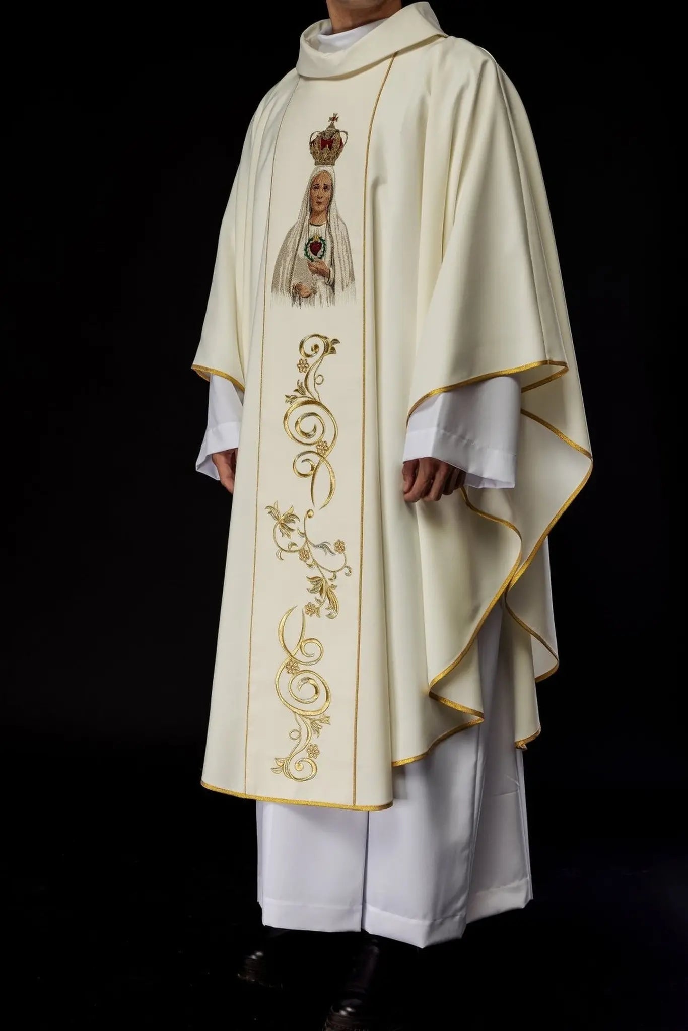 Chasuble brodée avec l'image de Notre-Dame de Fatima