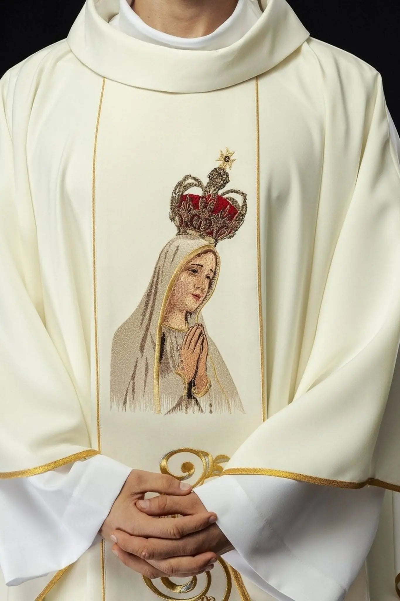 Chasuble brodée avec l'image de Notre-Dame de Fatima