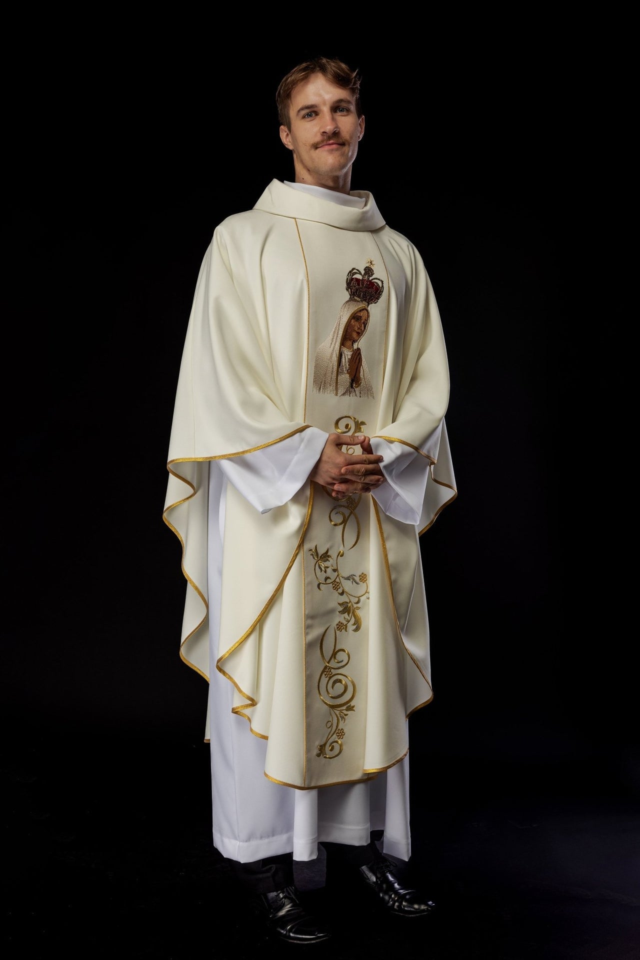 Ornat haftowany z wizerunkiem Matki Boskiej Fatimskiej