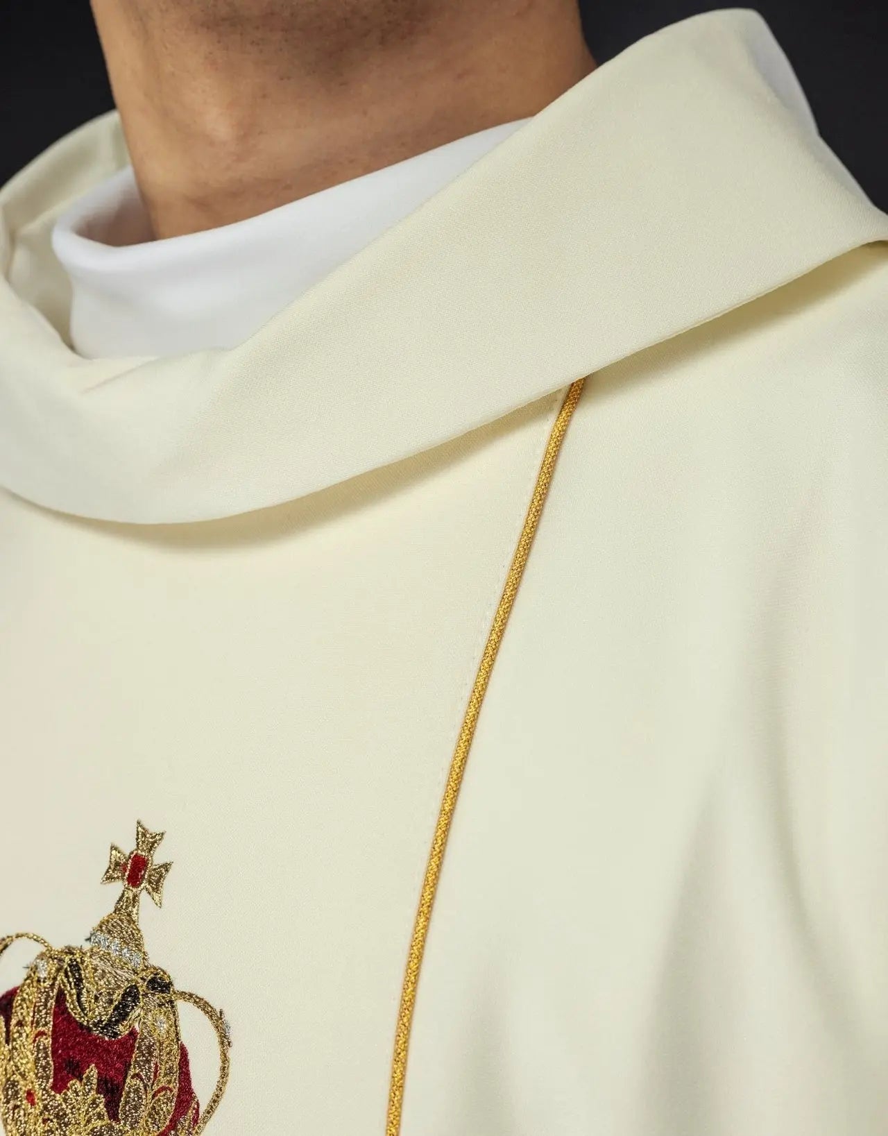 Chasuble brodée avec l'image de Notre-Dame de Fatima
